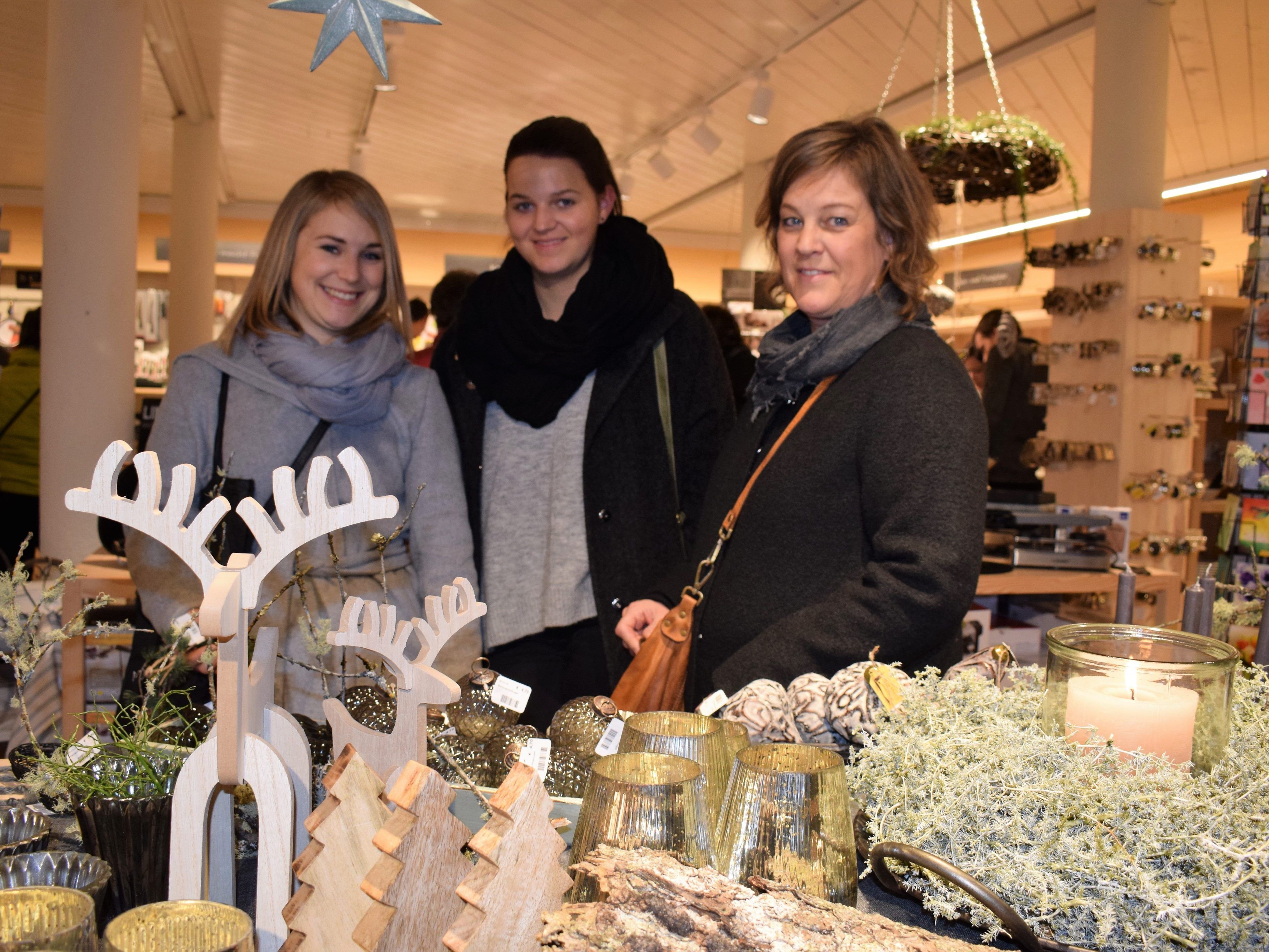 Ließen sich von der Adventausstellung inspirieren: Gerda Bechter mit ihren Töchtern Carmen und Jenny.  