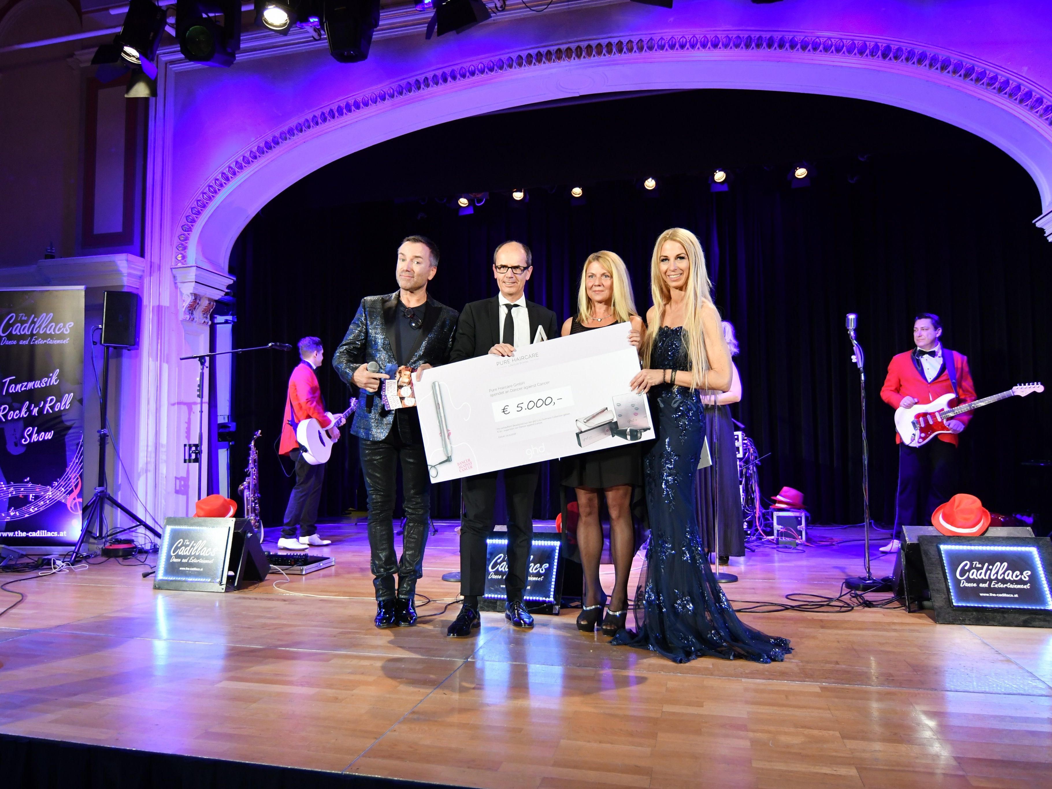 Scheckübergabe beim Dancer against Cancer Ball.