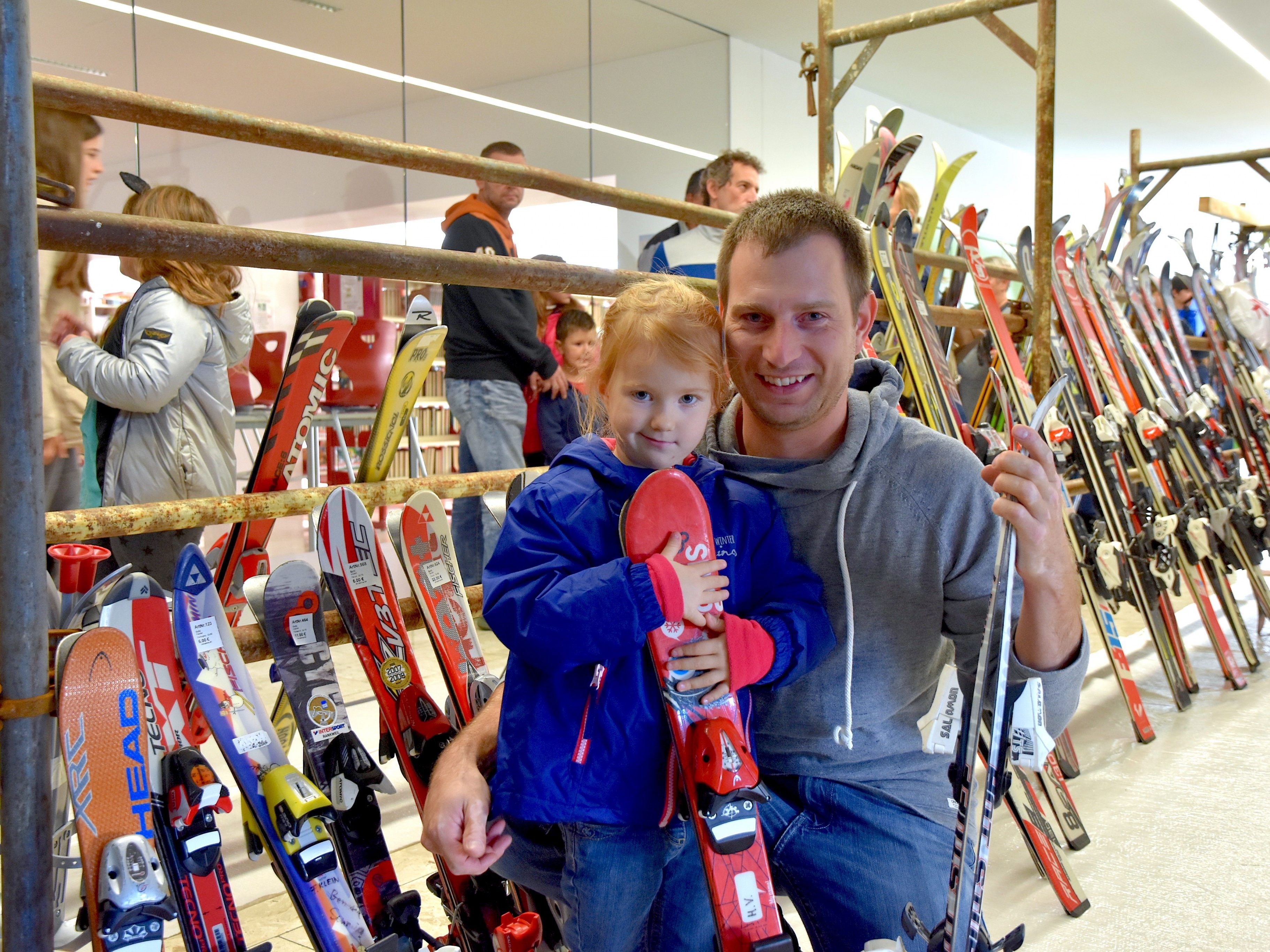 Die passende Ausrüstung muss natürlich vor der Saison besorgt werden. Marcel Frick ging mit seiner kleinen Tochter auf Ski-Suche. Die passende Ausrüstung muss natürlich vor der Saison besorgt werden. Marcel Frick ging mit seiner kleinen Tochter auf Ski-Suche.