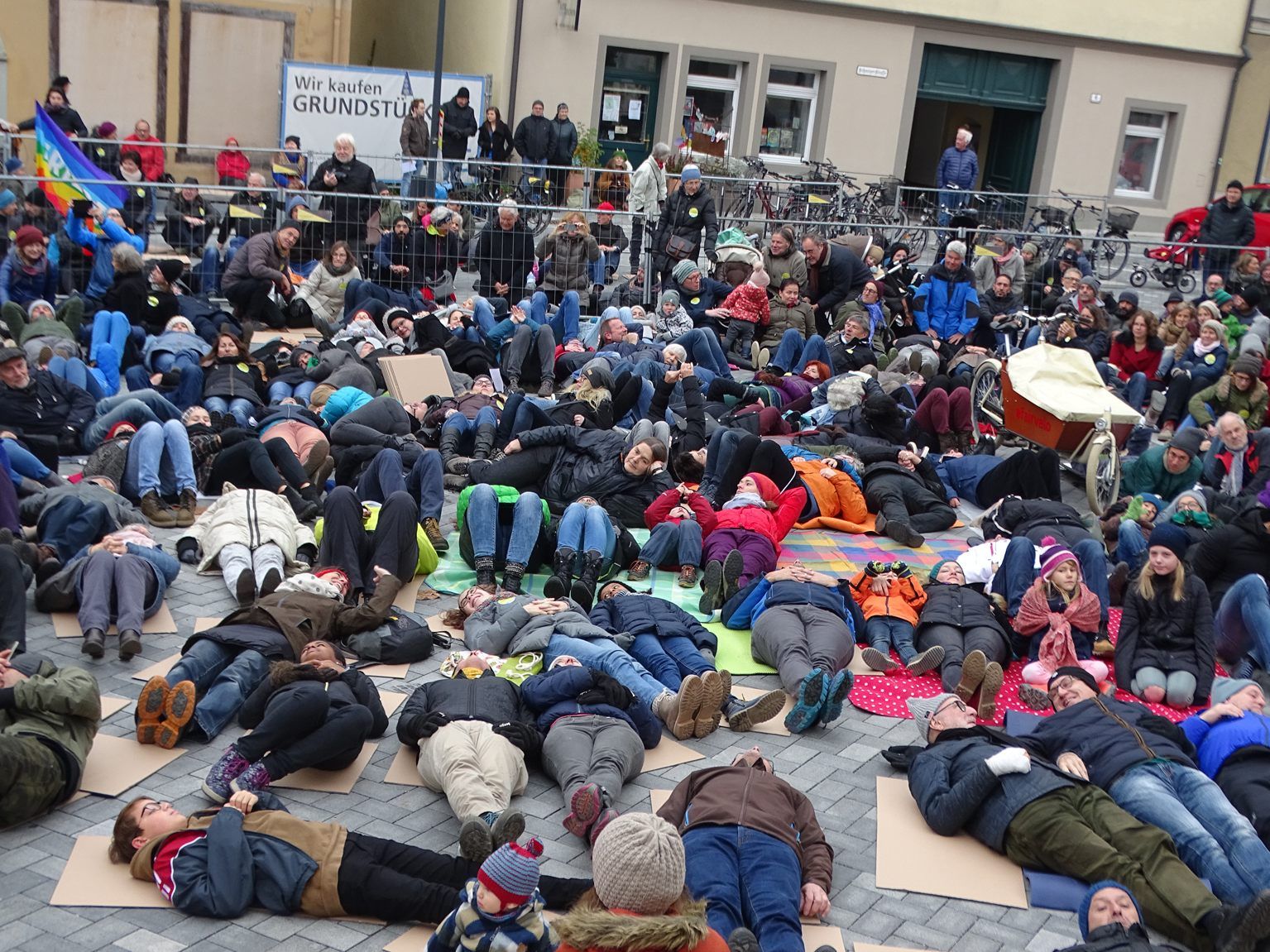Die Demonstranten legten sich als Ausdruck der darniederliegenden Demokratie auf den Boden.
