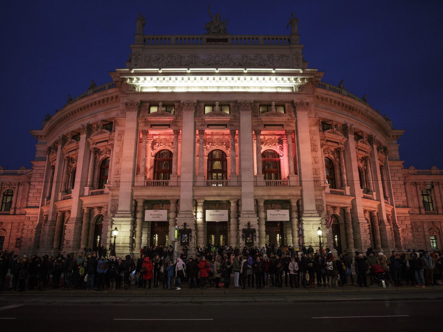 Das Burgtheater in Wien trägt orange Das Burgtheater in Wien trägt orange