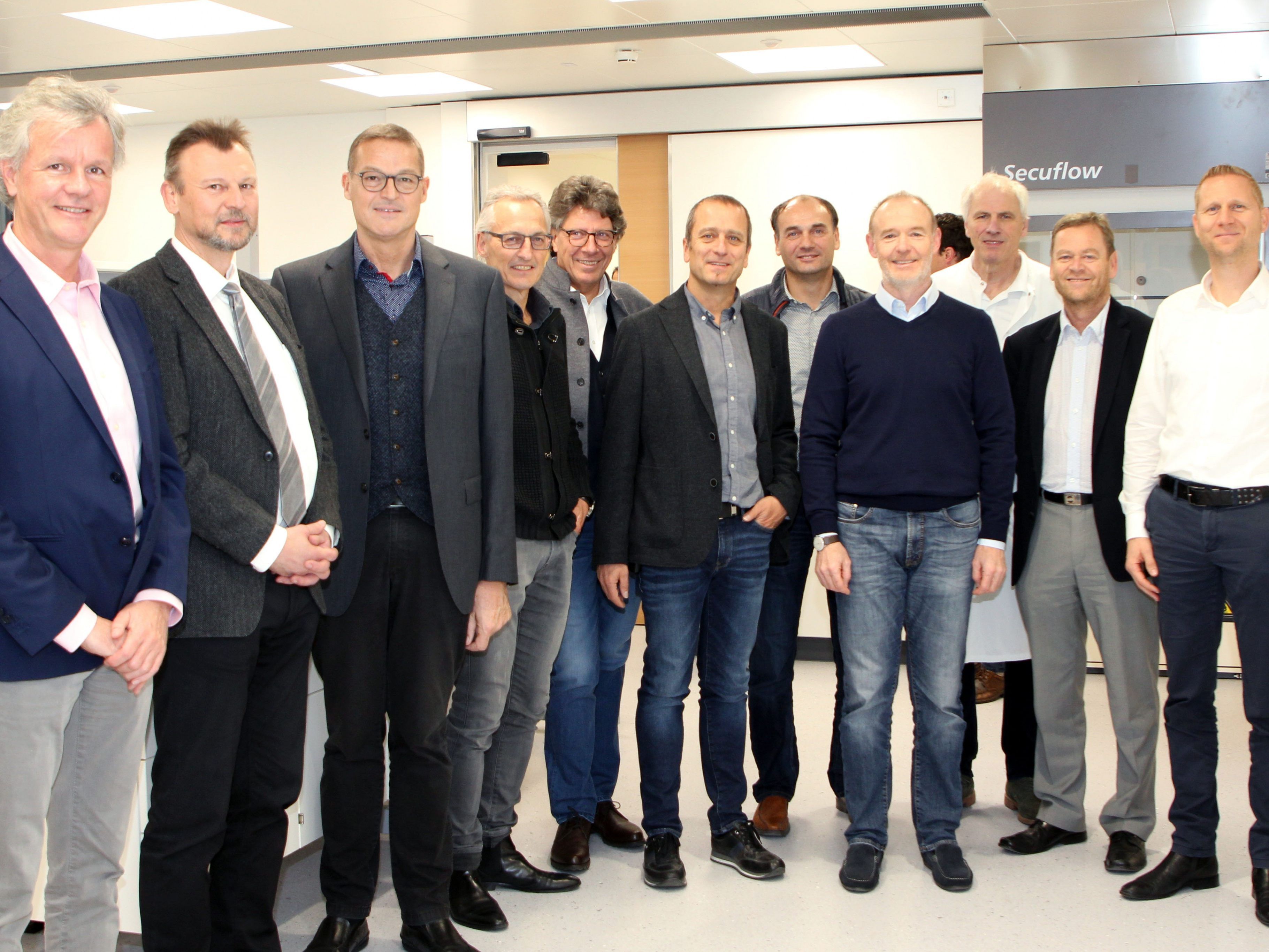 v.l. Dir. Dr. Gerald Fleisch, Dir. Prim. Dr. Peter Fraunberger, LR Dr. Christian Bernhard, Prok. Dr. Norbert Kathan, Arch.DI Gernot Thurnher, BM Ing. Herwig Lutz, Ing. Klaus Schedler, Dr. Michael Hubmann, Prim. Dr. Wolfgang Eläßer, VW-Dir. Harald Maikisch, DI Markus Beck. v.l. Dir. Dr. Gerald Fleisch, Dir. Prim. Dr. Peter Fraunberger, LR Dr. Christian Bernhard, Prok. Dr. Norbert Kathan, Arch.DI Gernot Thurnher, BM Ing. Herwig Lutz, Ing. Klaus Schedler, Dr. Michael Hubmann, Prim. Dr. Wolfgang Eläßer, VW-Dir. Harald Maikisch, DI Markus Beck.
