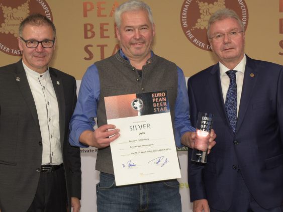 von links nach rechts: Georg Rittmayer (Präsident der Privaten Brauereien Bayern), Andreas Rosa (Braumeister), Detlef Projahn (Präsident des Bundesverbandes der Privaten Brauereien). von links nach rechts: Georg Rittmayer (Präsident der Privaten Brauereien Bayern), Andreas Rosa (Braumeister), Detlef Projahn (Präsident des Bundesverbandes der Privaten Brauereien).