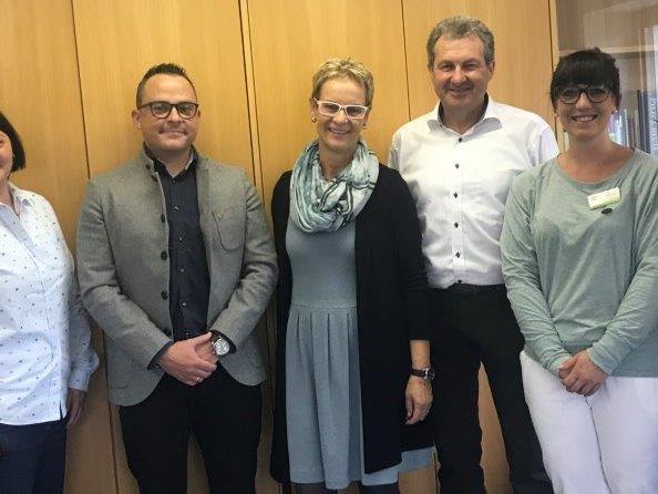 Das Leitungsteam: Margit Vögel (MOHI und Familienhilfe Fachbereichsleiterin), Renate Eugster (Case Managerin und Leitung des Tagestreffs), GF Bernd Schuster, Ingrid Oswald, Obmann Gebhard Bechter, Julia Wohlgenannt (Pflegedienstleitung), Kerstin Pietschnig (Verwaltung). Das Leitungsteam: Margit Vögel (MOHI und Familienhilfe Fachbereichsleiterin), Renate Eugster (Case Managerin und Leitung des Tagestreffs), GF Bernd Schuster, Ingrid Oswald, Obmann Gebhard Bechter, Julia Wohlgenannt (Pflegedienstleitung), Kerstin Pietschnig (Verwaltung).