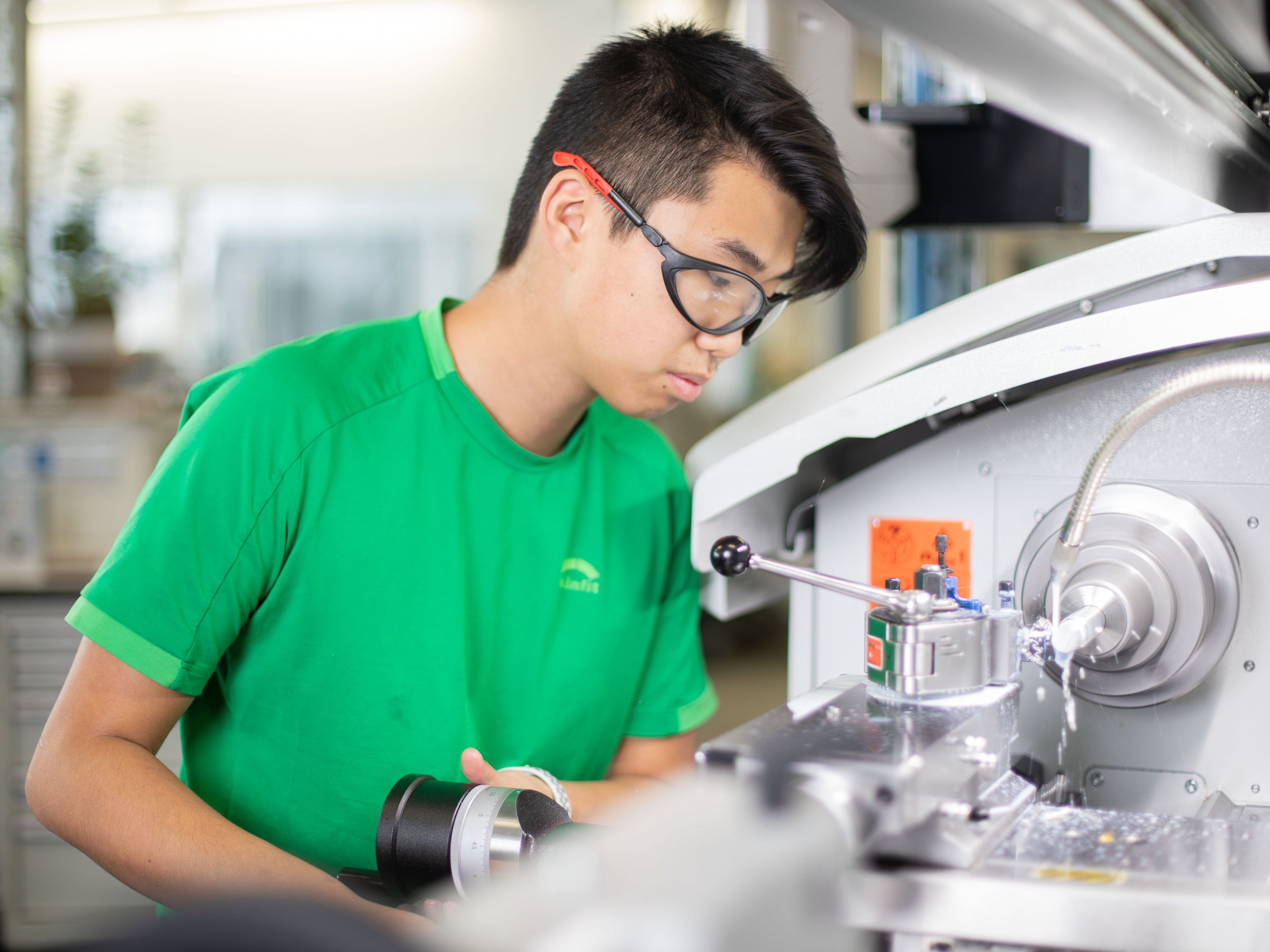 Yifan Guo und seine Kolleginnen und Kollegen in der Lehrwerkstatt von GRASS in Höchst können seit heuer mit einer 50.000 Euro teuren Drehmaschine arbeiten.