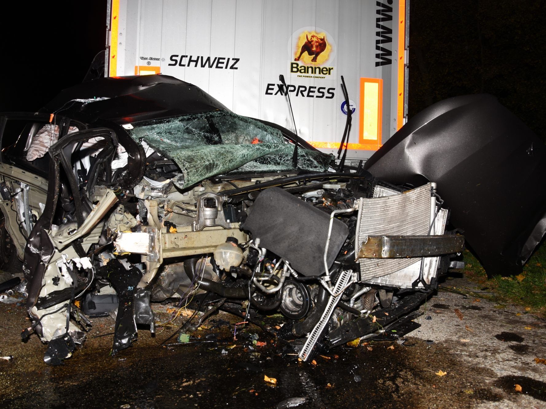 Der Fahrer erlag an der Unfallstelle seinen Verletzungen.