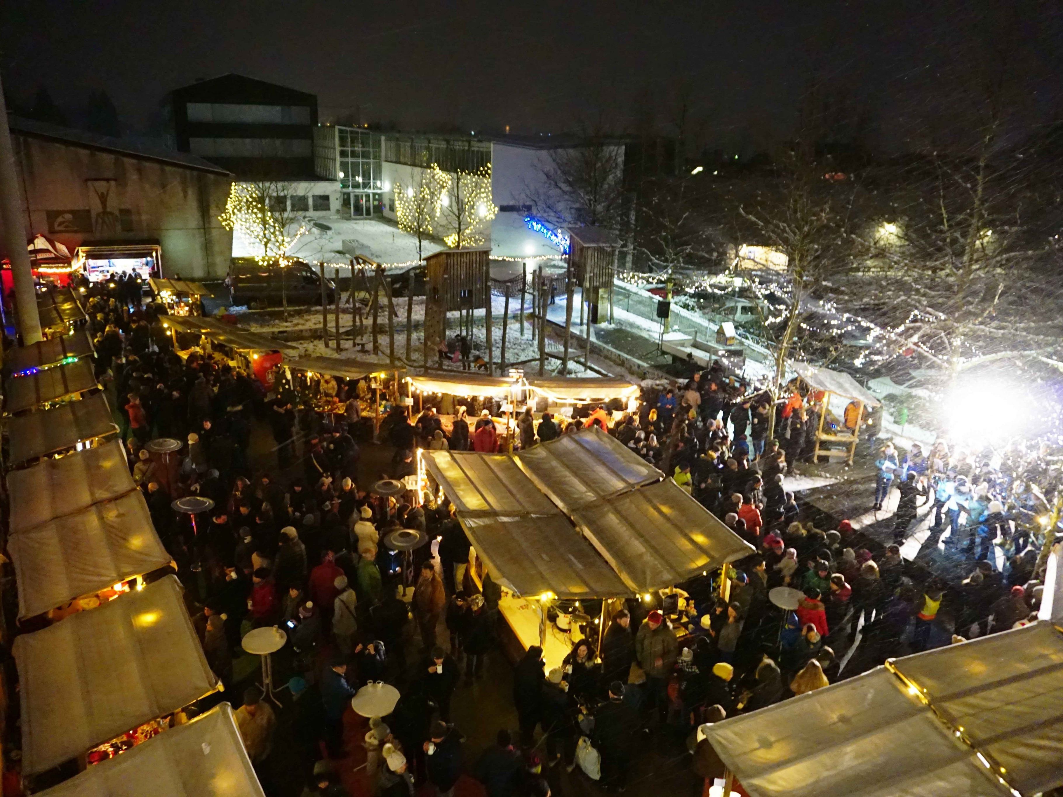 Der stimmungsvolle Hörbranzer Weihnachtsmarkt findet bei der Volksschule statt.