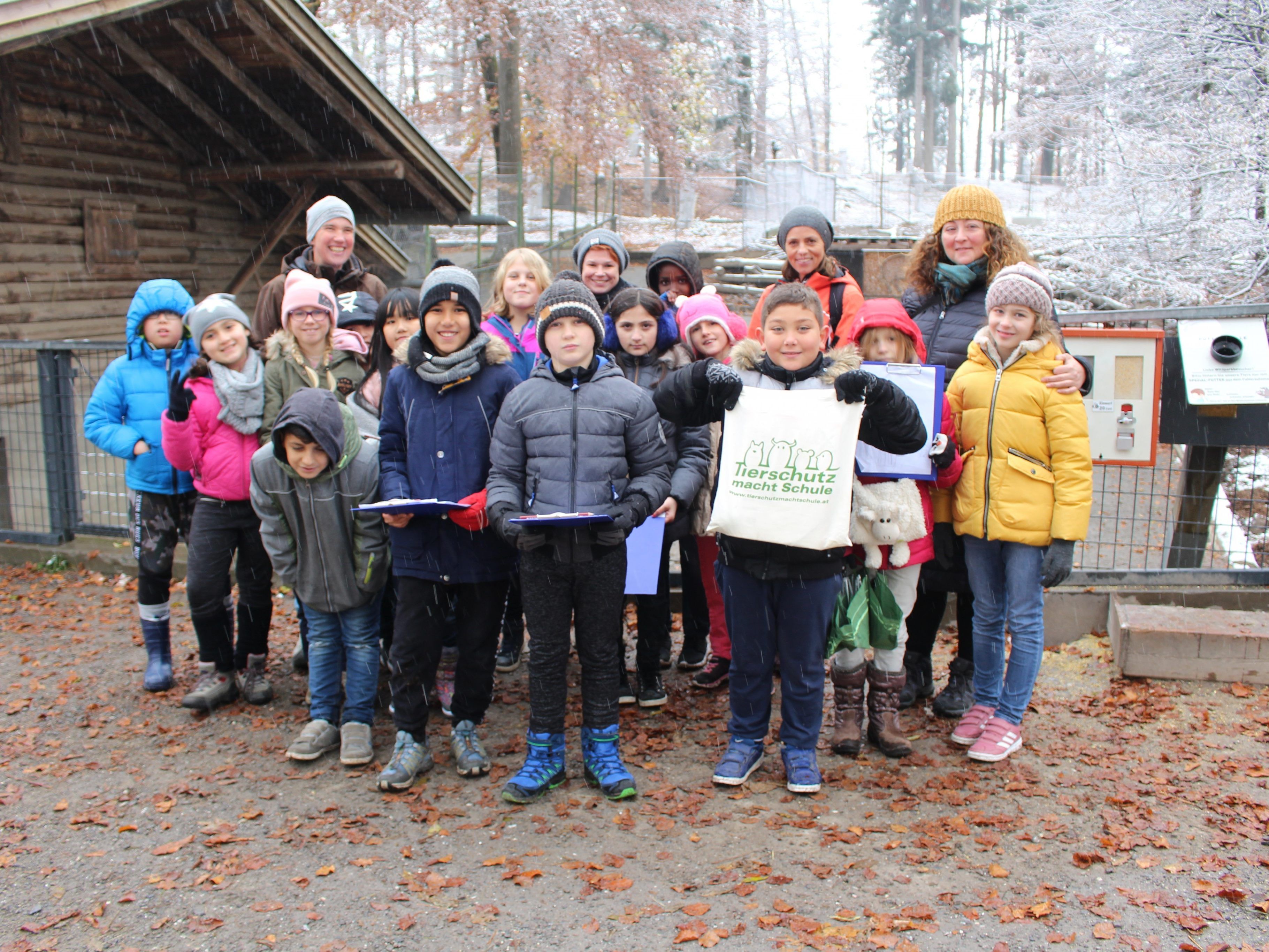 Die Klasse 3a der Volksschule Levis besucht mit "Tierschutz macht Schule" den Wildpark. Die Klasse 3a der Volksschule Levis besucht mit "Tierschutz macht Schule" den Wildpark.