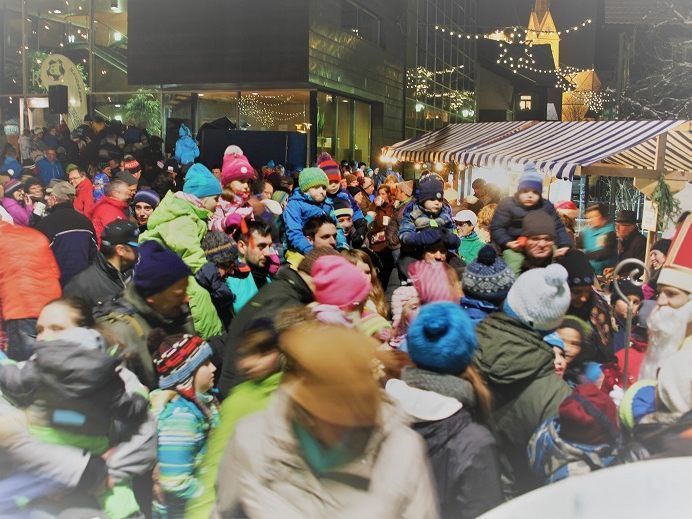 In vorweihnachtlichem Glanz erstrahlt am 01.12.2018 wieder der Rathausplatz Nenzing In vorweihnachtlichem Glanz erstrahlt am 01.12.2018 wieder der Rathausplatz Nenzing