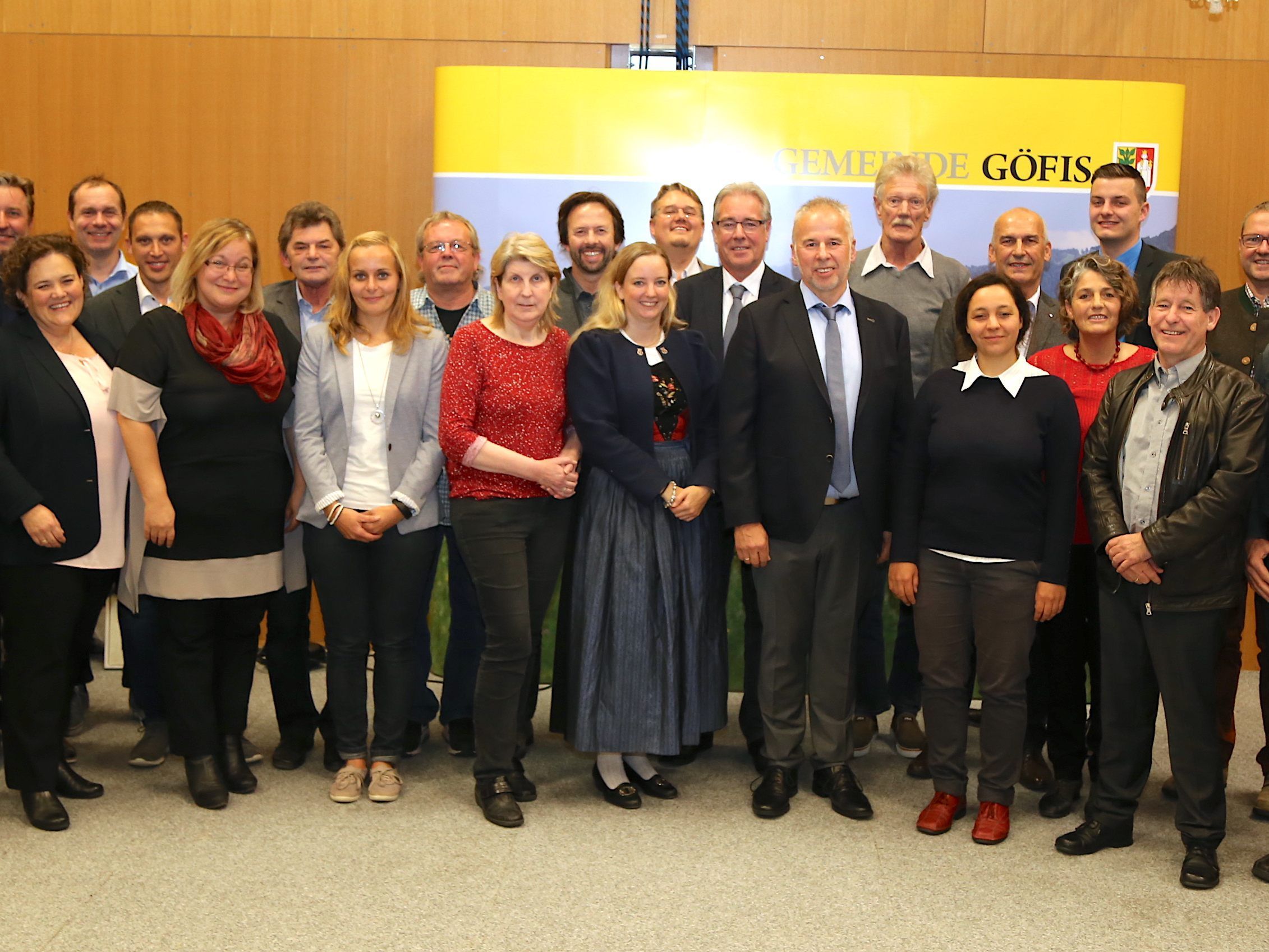 Die Gemeindevertreter gratulieren ihrem neuen Bürgermeister. Die Gemeindevertreter gratulieren ihrem neuen Bürgermeister.