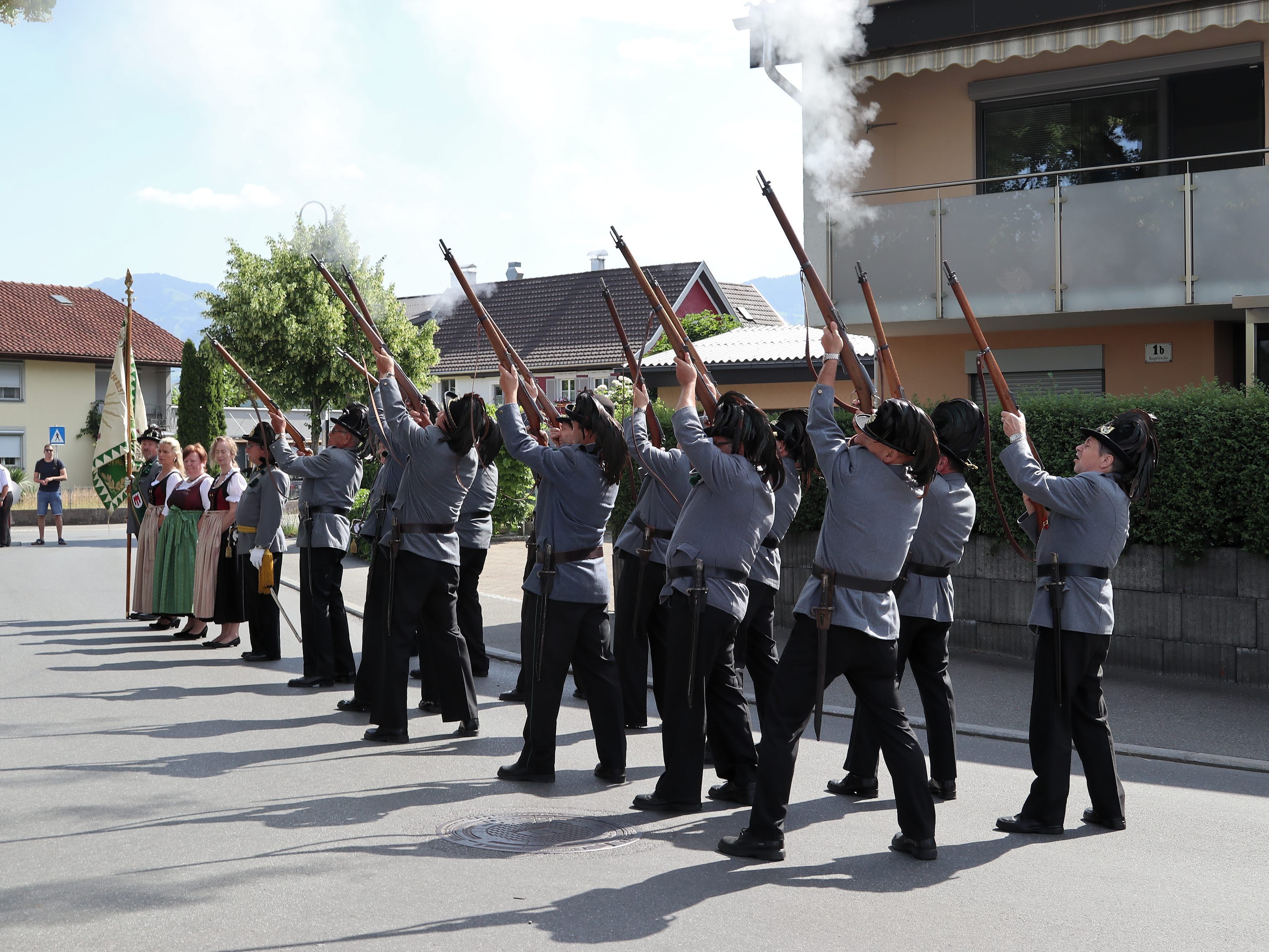 Ausgestattet mit Bayonetten, einem Gewehr und dem traditinonellen Kaiserjägeruniform tritt der Verein an Festtagen auf. Ausgestattet mit Bayonetten, einem Gewehr und dem traditinonellen Kaiserjägeruniform tritt der Verein an Festtagen auf.