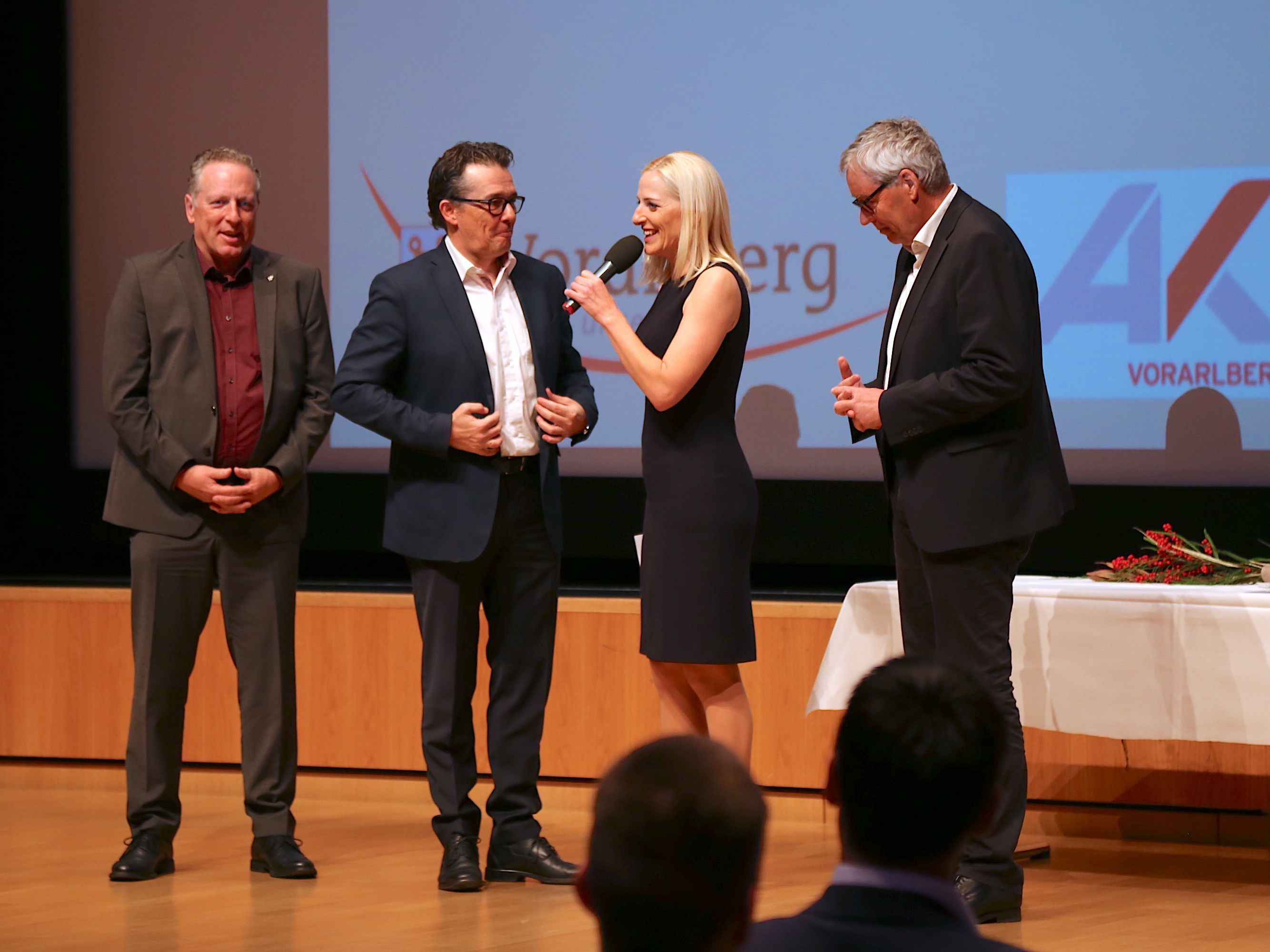 Wirtschaftslandesrat Karlheinz Rüdisser, Hans Peter Metzler, Präsident der Wirtschaftskammer Vorarlberg und Arbeiterkammer-Präsident Hubert Hämmerle gratulierten den Ausbildern.