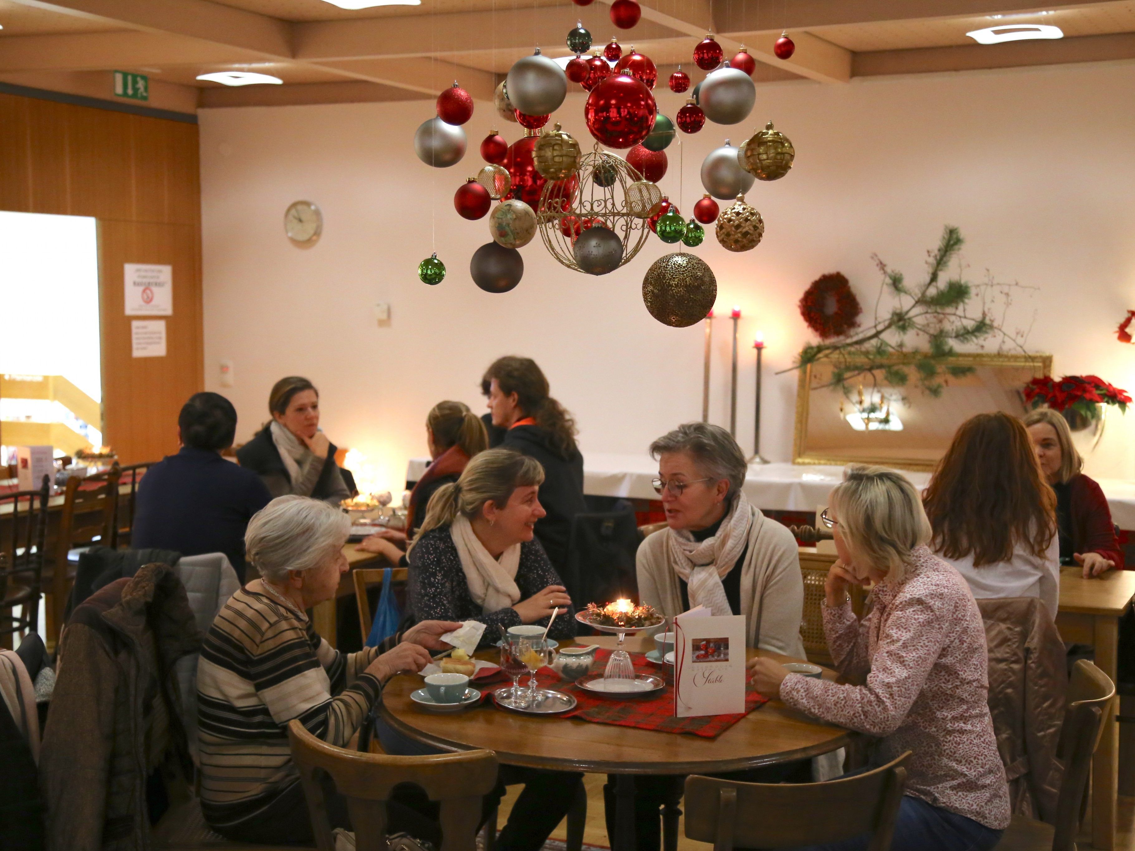 In weihnachtlicher Atmosphäre Kaffee und Kuchen genießen.