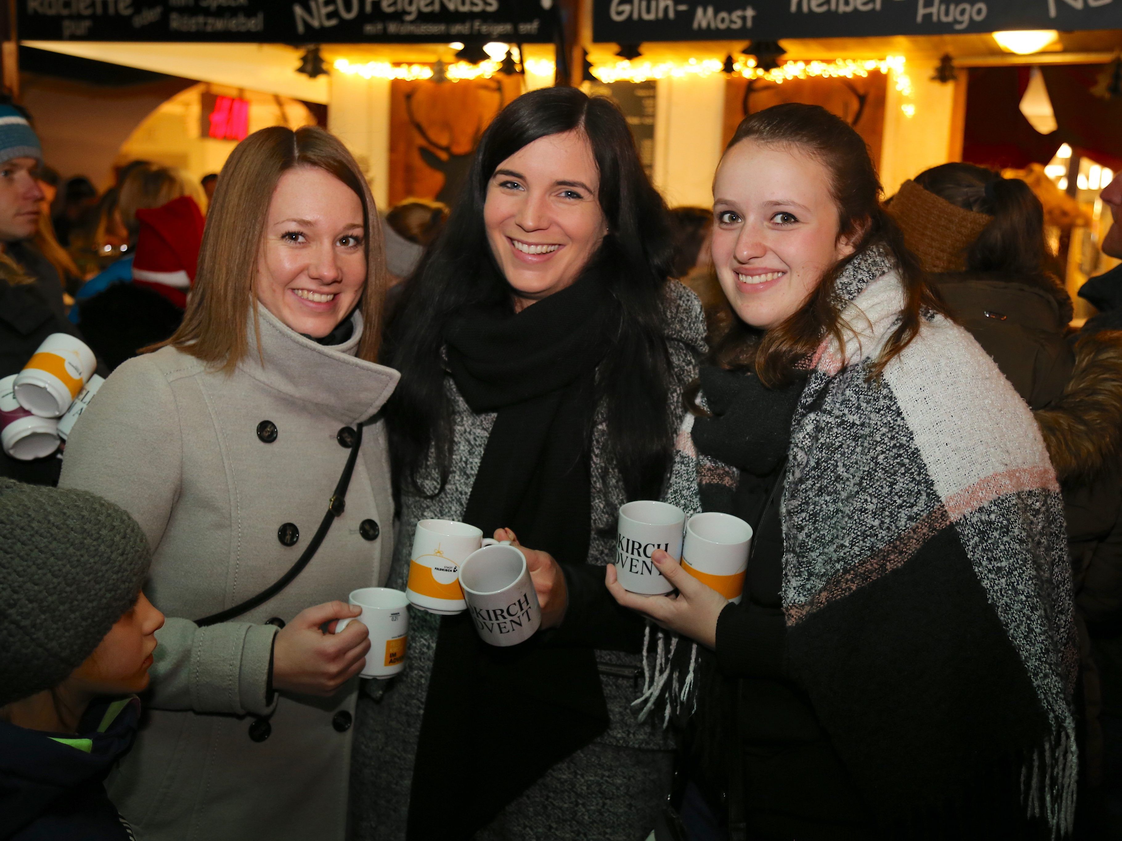 Nadine, Jaqueline und Sarah genossen die Atmosphäre beim Blosengelmarkt. Nadine, Jaqueline und Sarah genossen die Atmosphäre beim Blosengelmarkt.