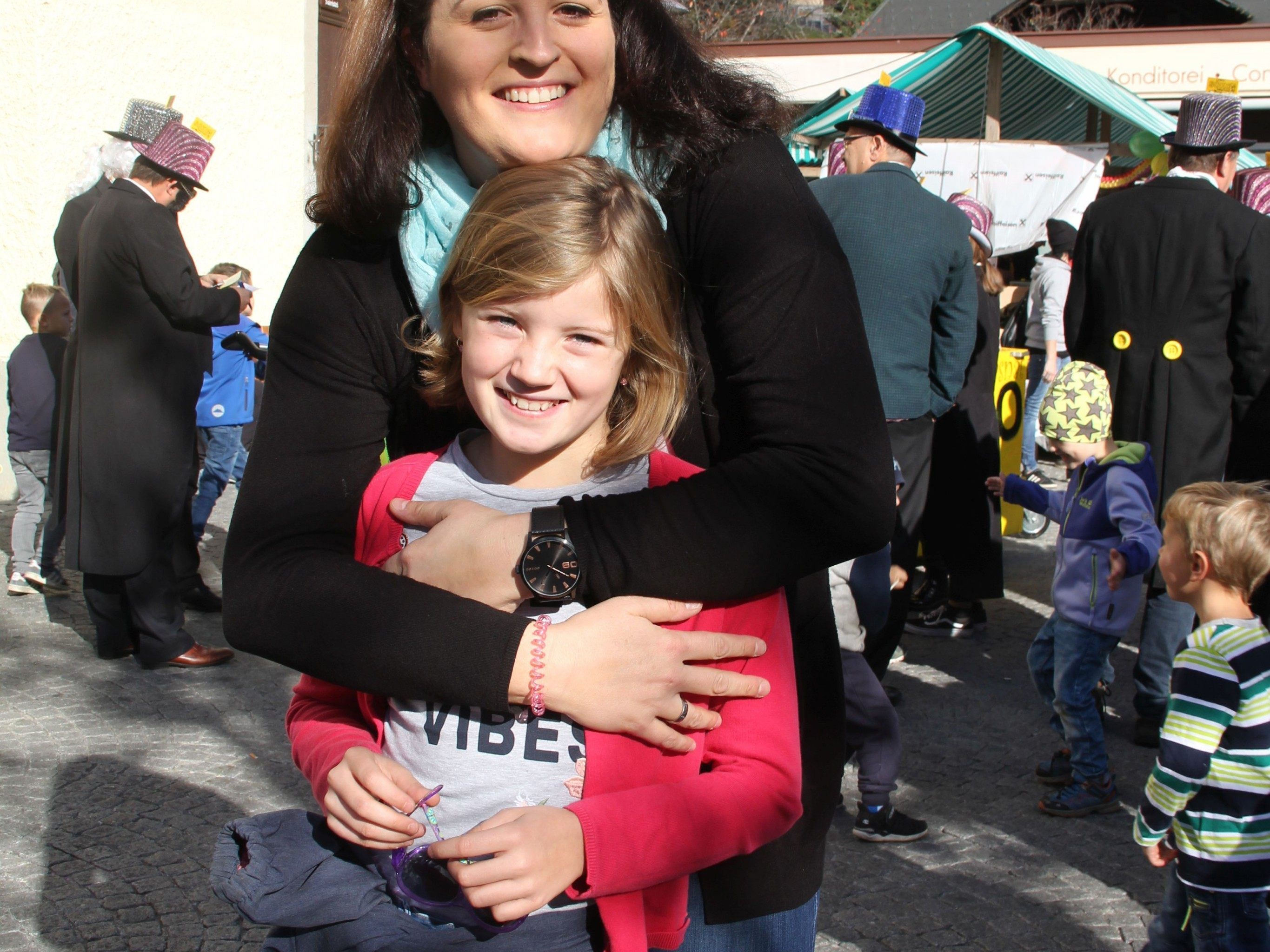 Elena und Angela genossen die gute Stimmung am Schrunser Kirchplatz.