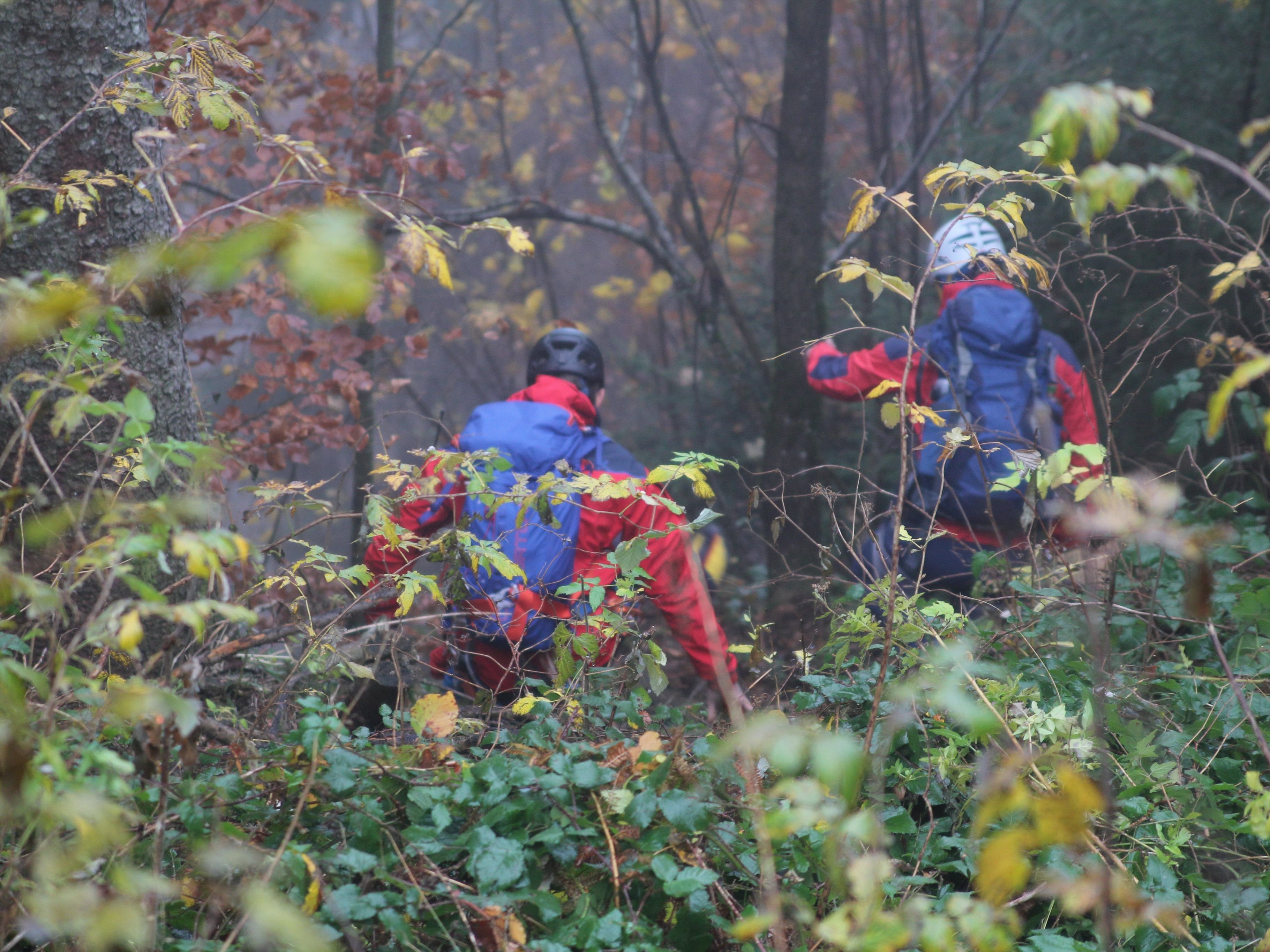 Mehrere Alpinpolizisten und Polizeischüler suchen nach sterblichen Überresten einer 26-jährigen Lustenauerin. Mehrere Alpinpolizisten und Polizeischüler suchen nach sterblichen Überresten einer 26-jährigen Lustenauerin.