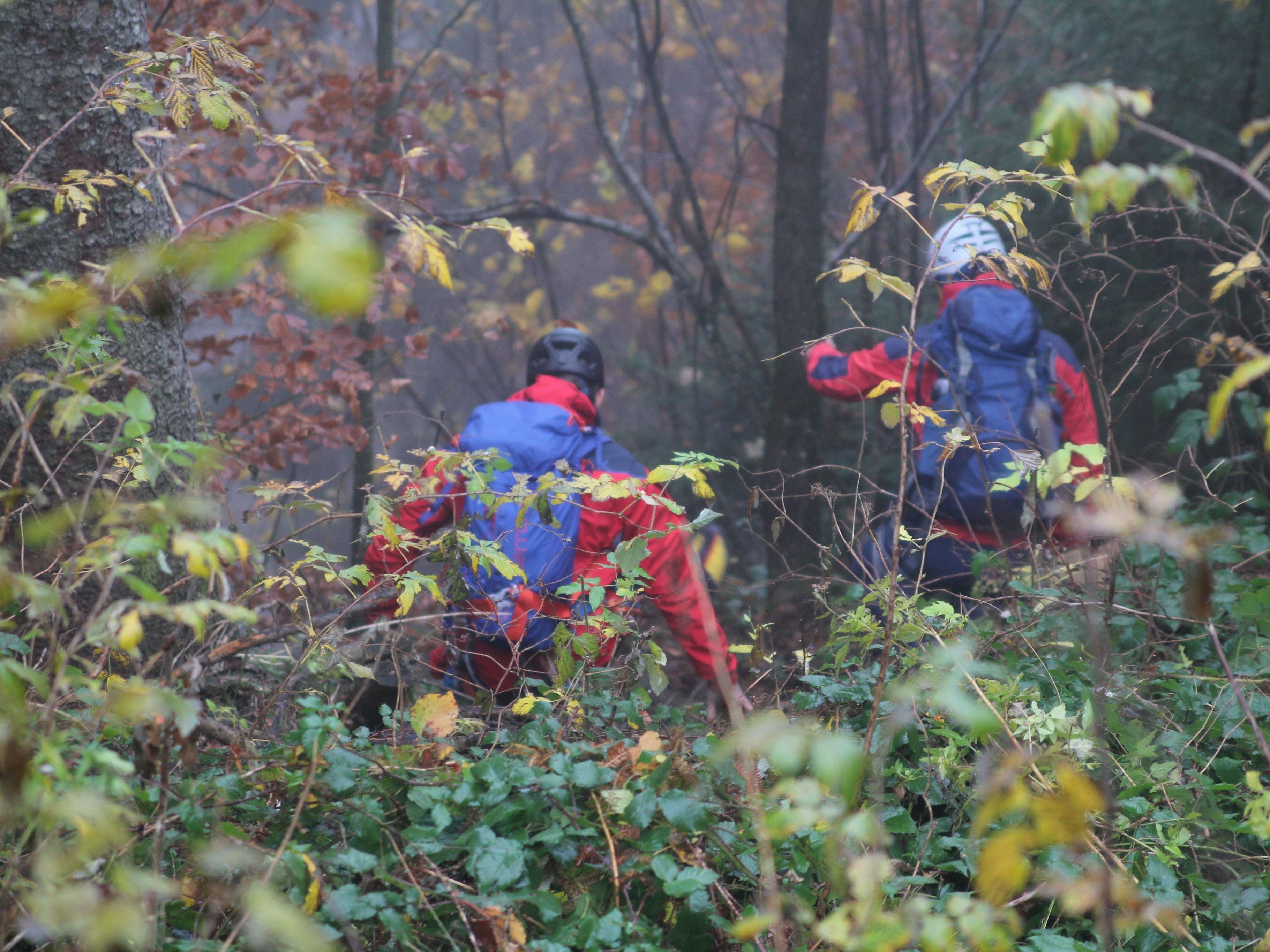 Mehrere Alpinpolizisten und Polizeischüler suchen nach sterblichen Überresten einer 26-jährigen Lustenauerin.