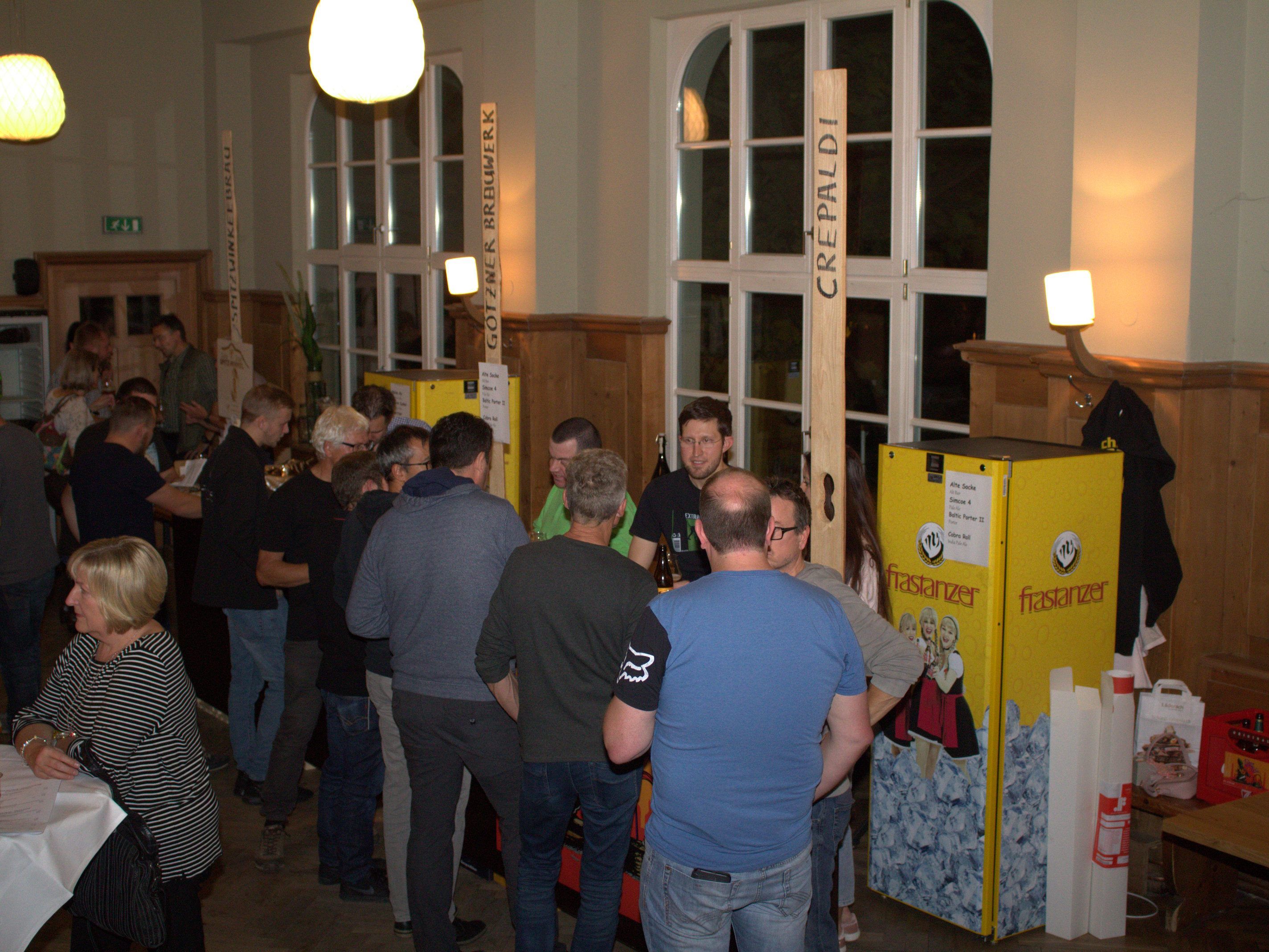 Dichtes Gedränge auf dem Hobbybrauer Festival im Löwen in Tisis. Dichtes Gedränge auf dem Hobbybrauer Festival im Löwen in Tisis.