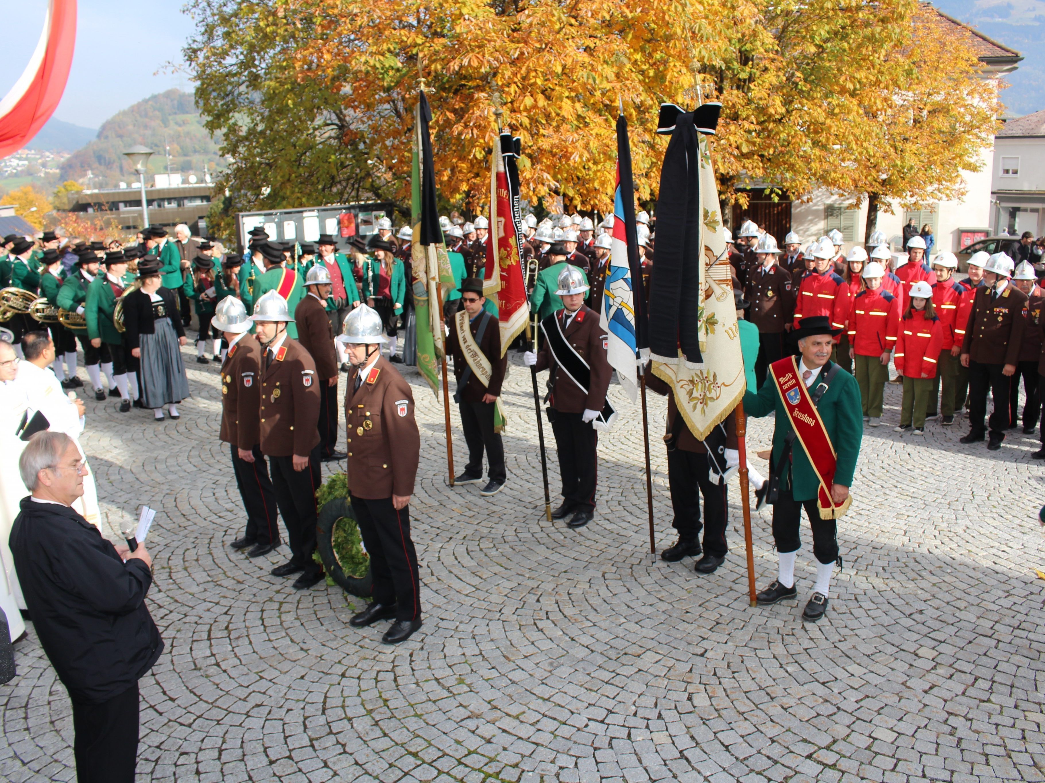 Festmesse zum Kirchweihjubiläum mit Gedenken an Weltkriege Festmesse zum Kirchweihjubiläum mit Gedenken an Weltkriege