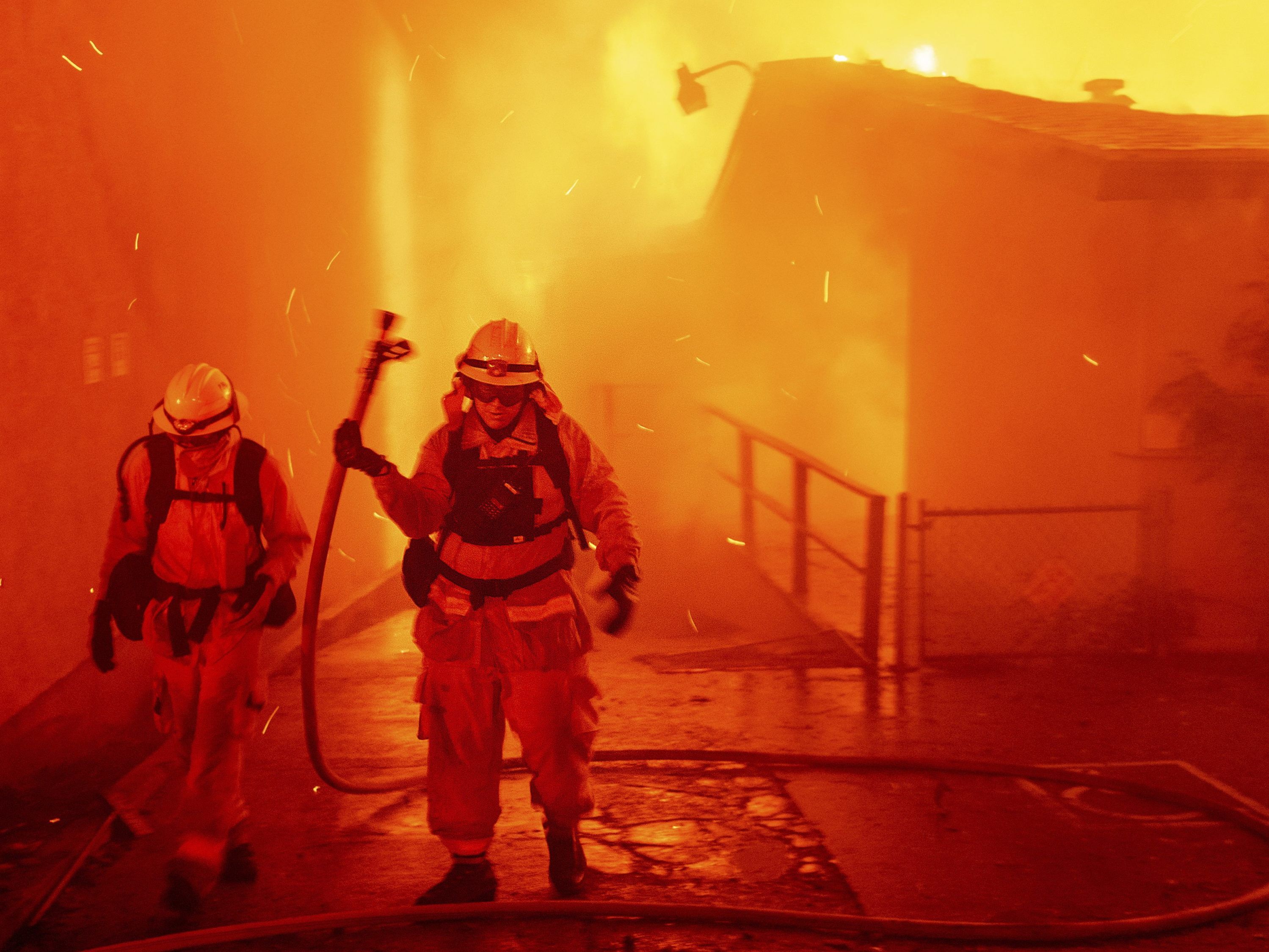 Feuerwehrleute kämpfen 2018 gegen die schlimmsten Brände die Kalifornien je gesehen hat. Feuerwehrleute kämpfen 2018 gegen die schlimmsten Brände die Kalifornien je gesehen hat.