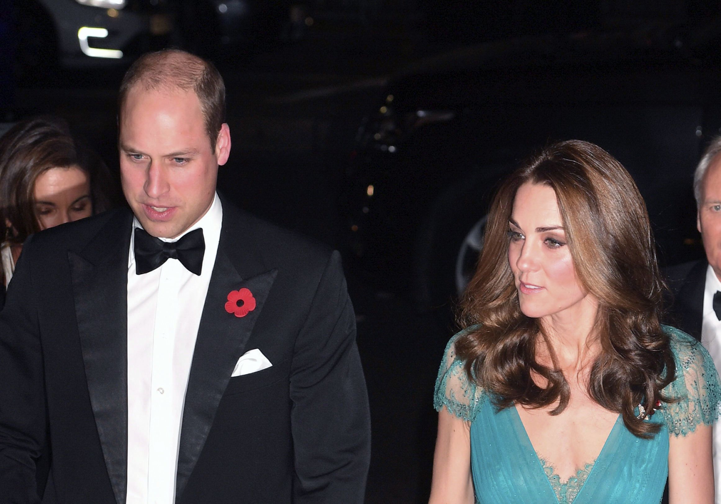 Kate im recycelten Kleid an der Seite von Prinz William. Kate im recycelten Kleid an der Seite von Prinz William.