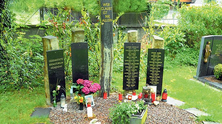 Die Urnengrabstätte auf dem Stadtfriedhof in Hohenems. Die Urnengrabstätte auf dem Stadtfriedhof in Hohenems.