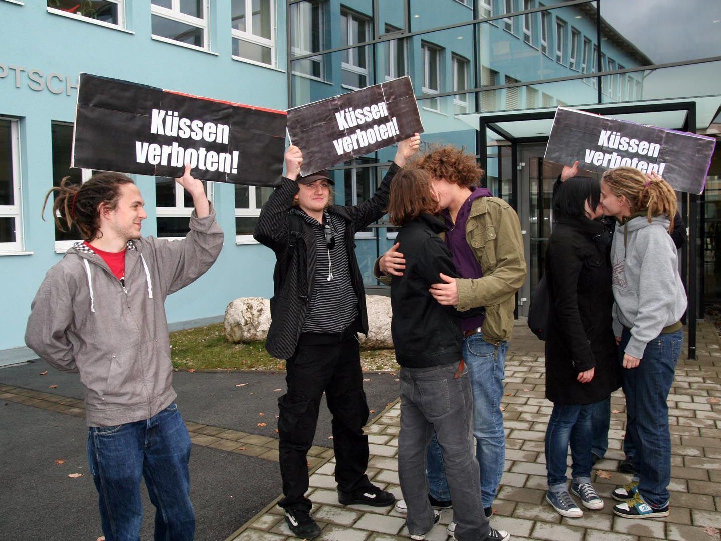 Das "Kussverbot" an einer oberösterreichischen Schule sorgte 2008 für Aufregung.