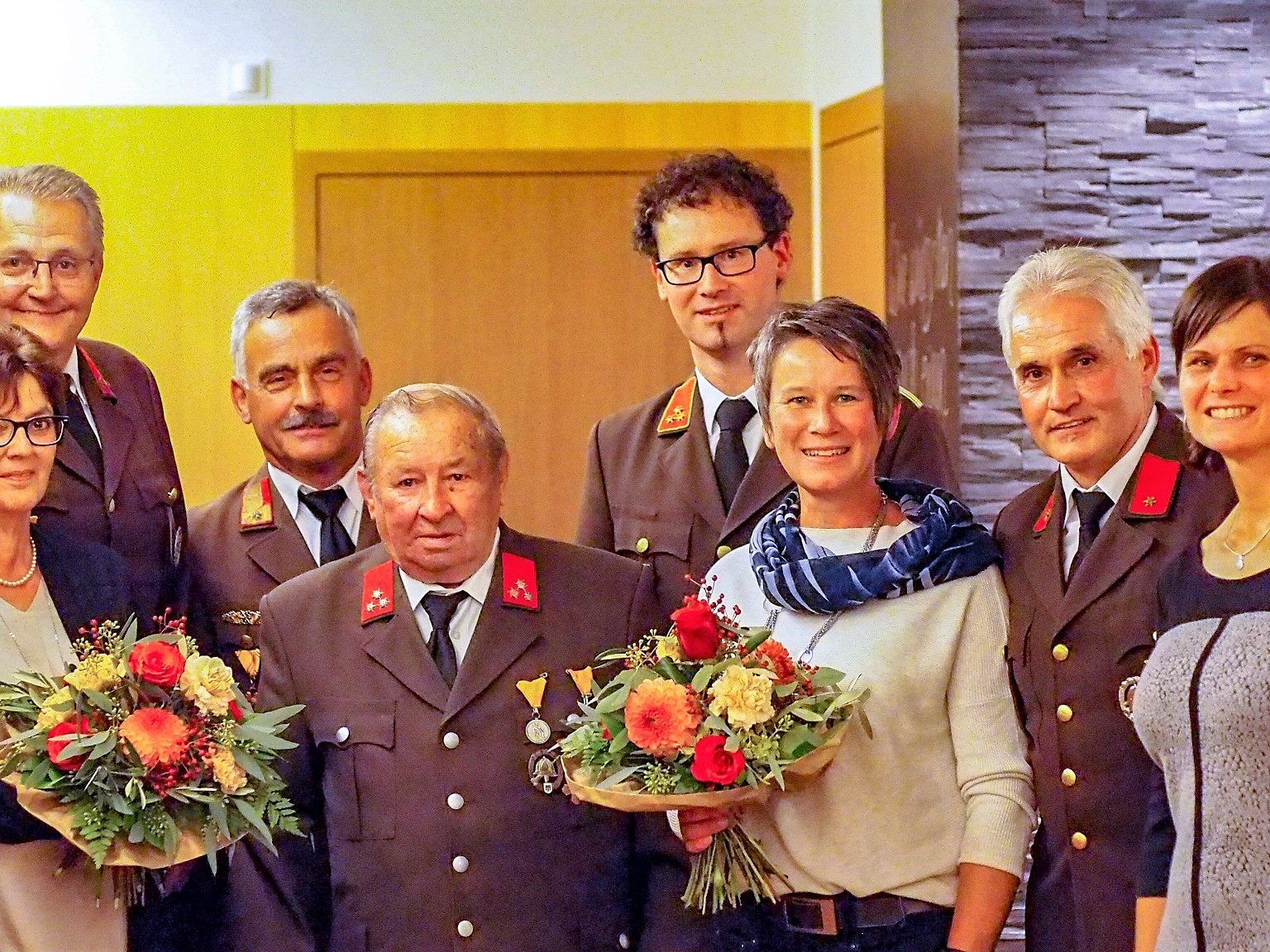 Geehrte Feuerwehrmänner mit Gattinnen, Abschnittskommandant Max Bereuter, Kdt. Reinhard Bereuter und Bgm. Annette Sohler. Geehrte Feuerwehrmänner mit Gattinnen, Abschnittskommandant Max Bereuter, Kdt. Reinhard Bereuter und Bgm. Annette Sohler.