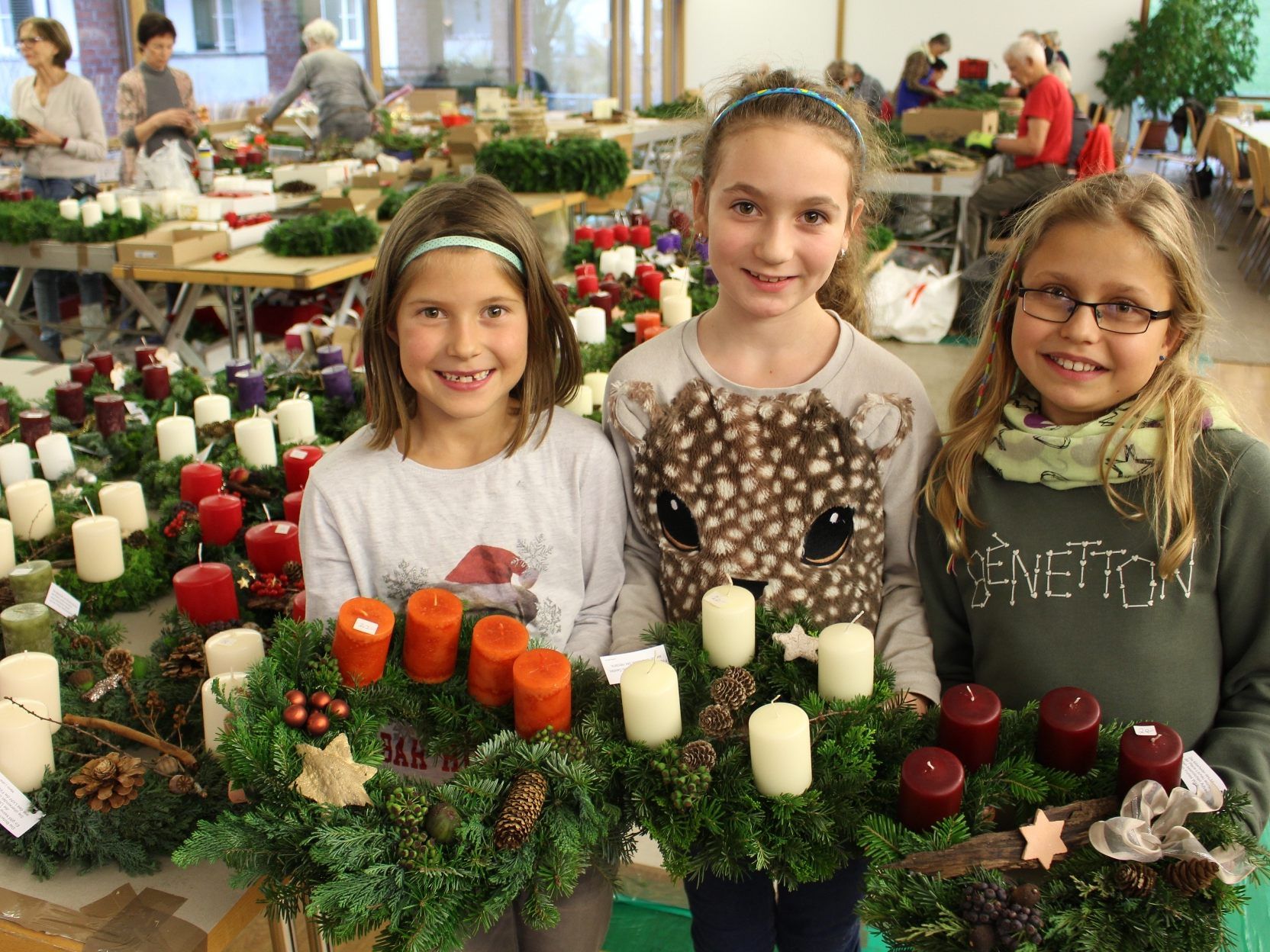 Adventkränze und stilvolle Weihnachtsdekorationen unterstreichen eine schöne und besinnliche Adventzeit. Adventkränze und stilvolle Weihnachtsdekorationen unterstreichen eine schöne und besinnliche Adventzeit.
