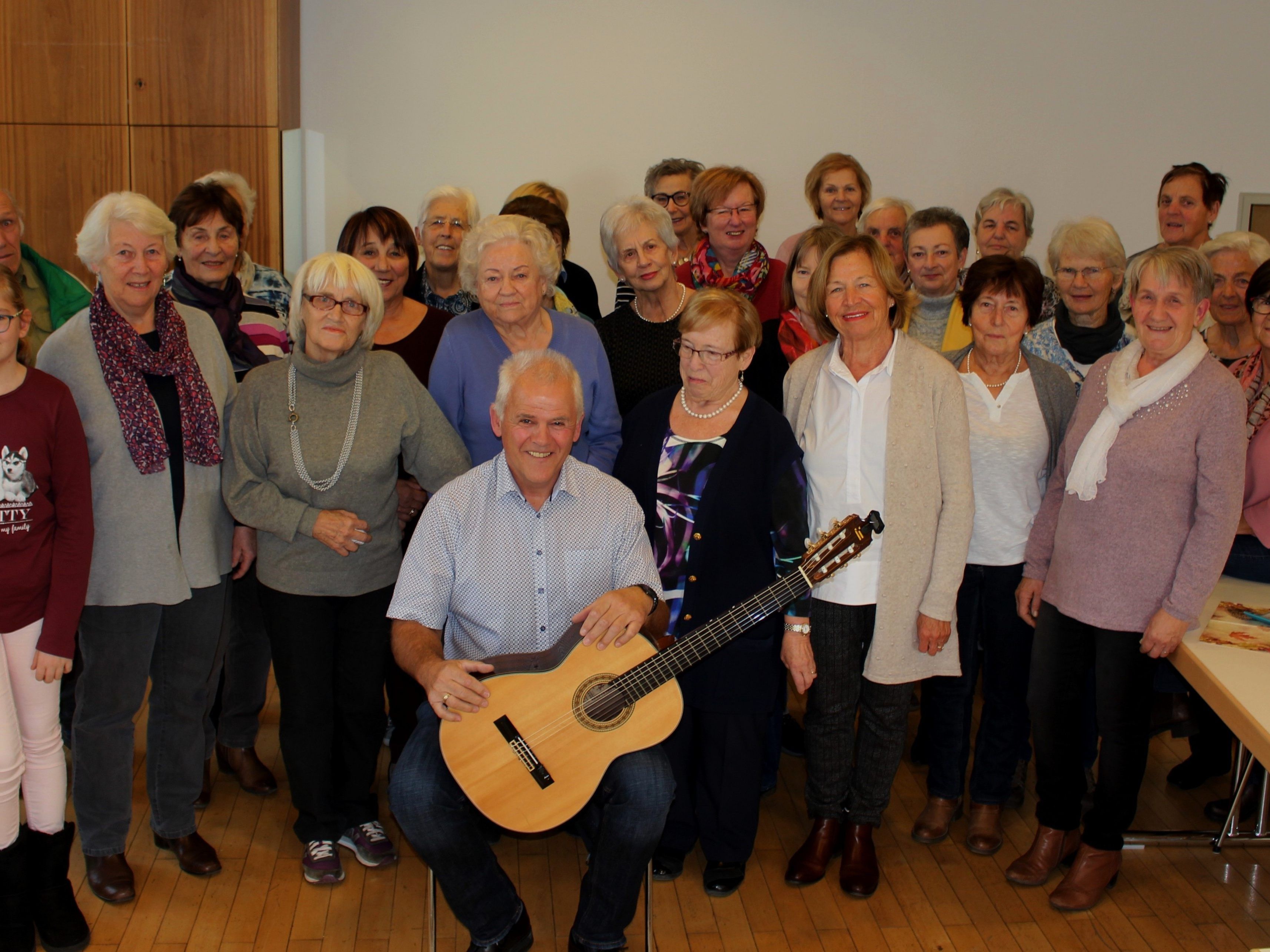Schon seit 20 Jahren sind die Leiblachtaler zum „Offenen Singen“ unter der Leitung von Hansjörg Baldauf ins Vereinshaus „Alte Schule“ nach Lochau eingeladen. Schon seit 20 Jahren sind die Leiblachtaler zum „Offenen Singen“ unter der Leitung von Hansjörg Baldauf ins Vereinshaus „Alte Schule“ nach Lochau eingeladen.
