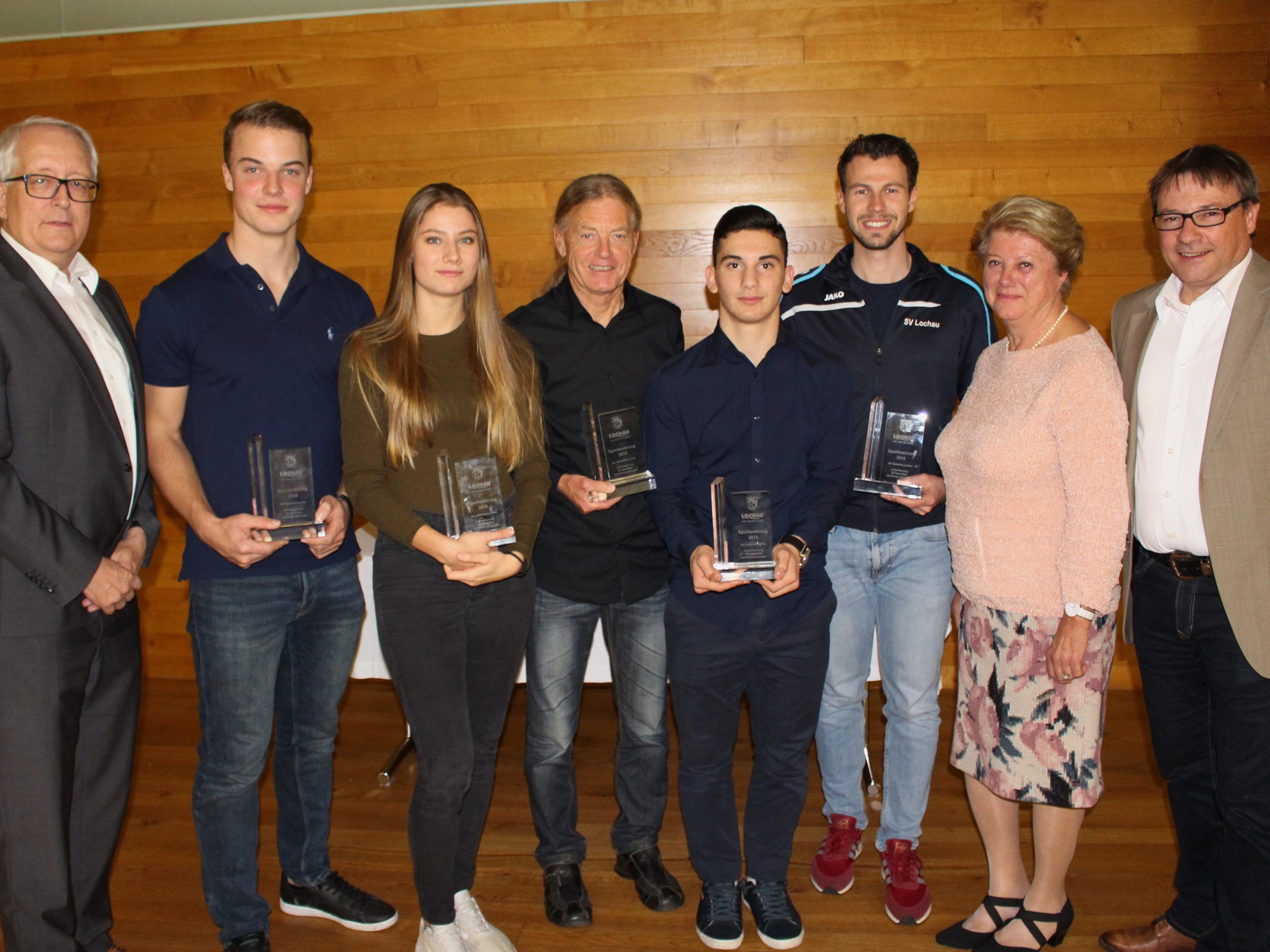 Die erfolgreichsten Lochauer Sportlerinnen und Sportler: Max Heinzelmann und Bettina Rinderer (Leichtathletik), Konrad Fessler (Laufsport), Emirhan Nazili (Kickboxen) und Abraham Sohm (Stocksport) mit Bürgermeister Michael Simma, Christl Gerhalter (Obfrau des SV Lochau) und Sportreferent Christophorus Schmid.