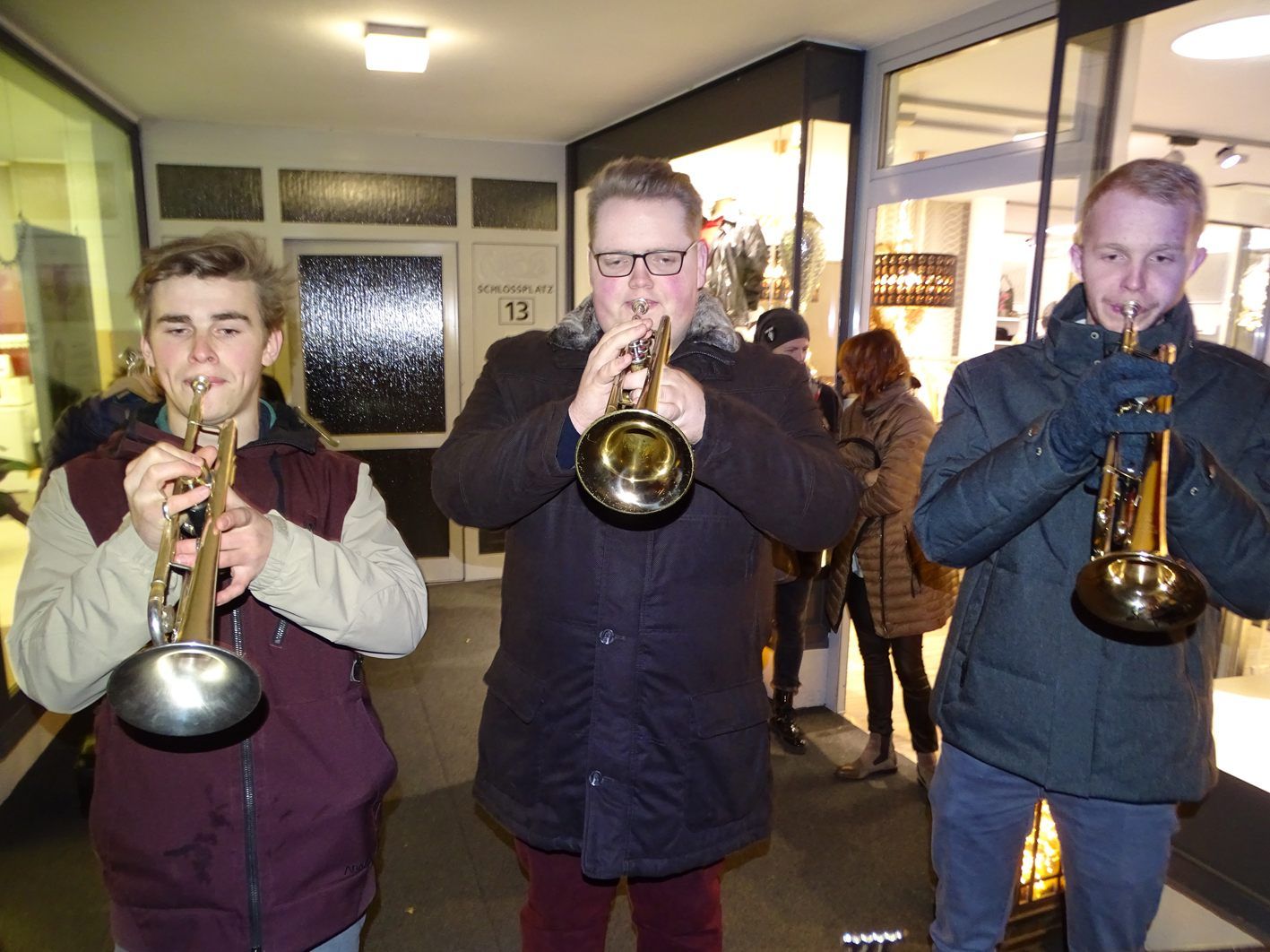 Eine Bläsergruppe der Musikschule tonart sorgte für die musikalische Begleitung des Einschaltmärktles..