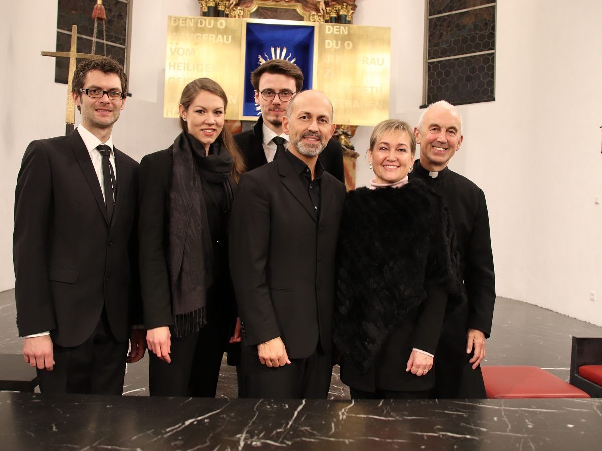 David Burgstaller, Lea Müller, Oliver Sailer, Benjamin Lack, Birgit Plankel und Pfarrer Paul Burtscher. David Burgstaller, Lea Müller, Oliver Sailer, Benjamin Lack, Birgit Plankel und Pfarrer Paul Burtscher.