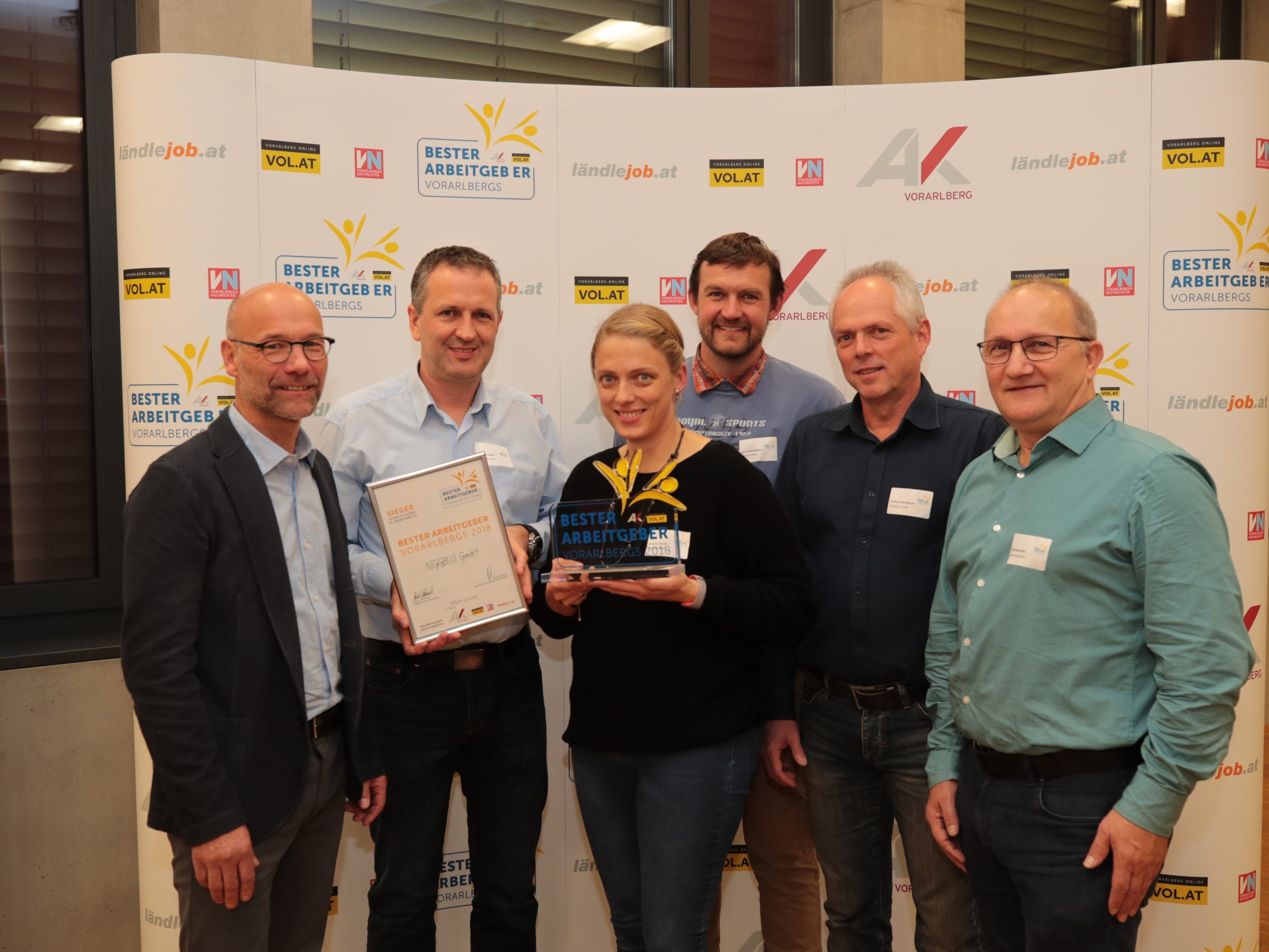 Das Niggbus-Team freut sich über die Wiederholung des Vorjahrserfolges (von links): Alfred Herburger, Gerhard Pertoll, Christine Pertoll, Lukas Hechenberger, Gerhard Kleindienst und Willi Bernardin. Das Niggbus-Team freut sich über die Wiederholung des Vorjahrserfolges (von links): Alfred Herburger, Gerhard Pertoll, Christine Pertoll, Lukas Hechenberger, Gerhard Kleindienst und Willi Bernardin.