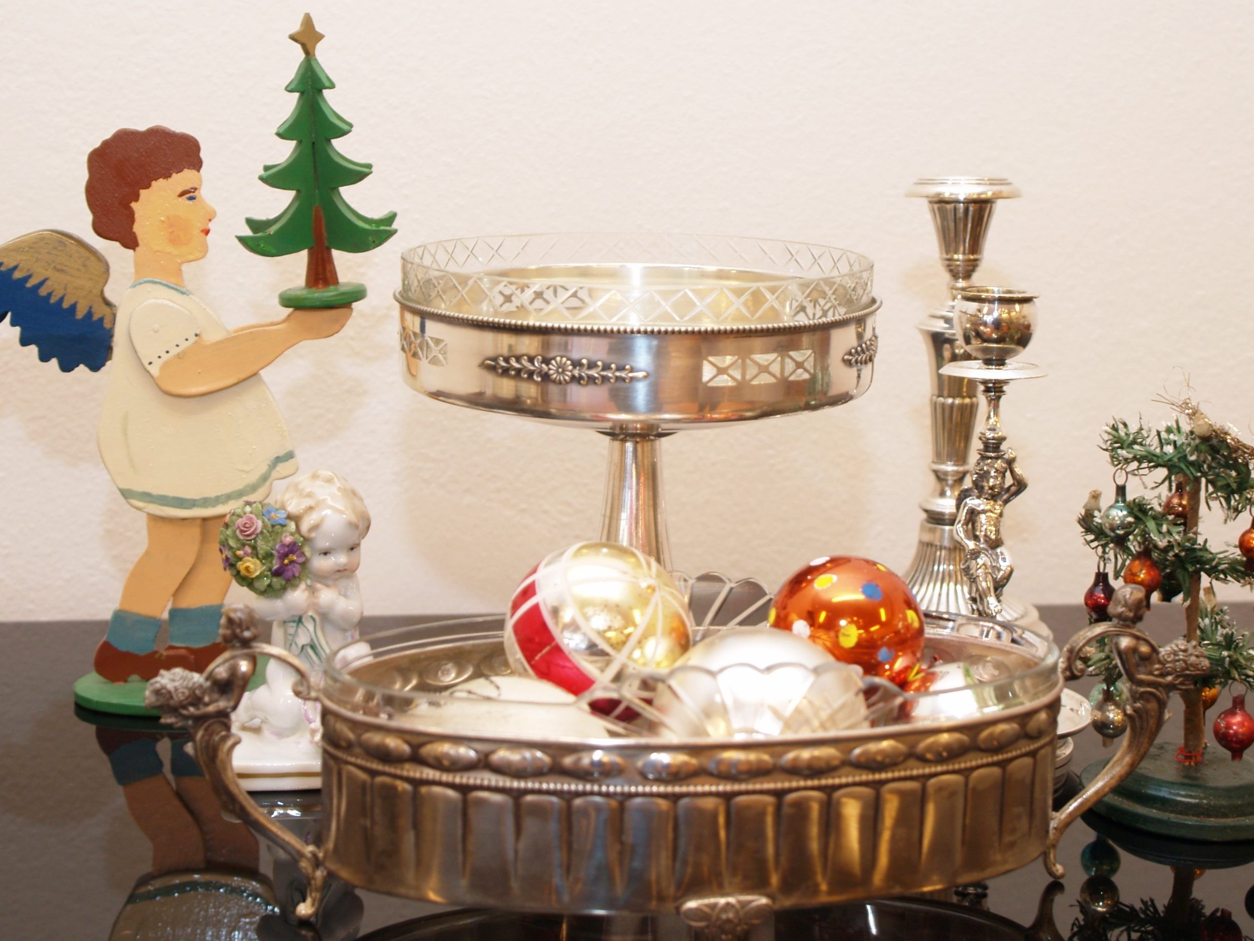Bei den“ herbstzeitlosen“gibt es neben altem Christbaumschmuck viel Schönes zum Staunen und Entdecken.