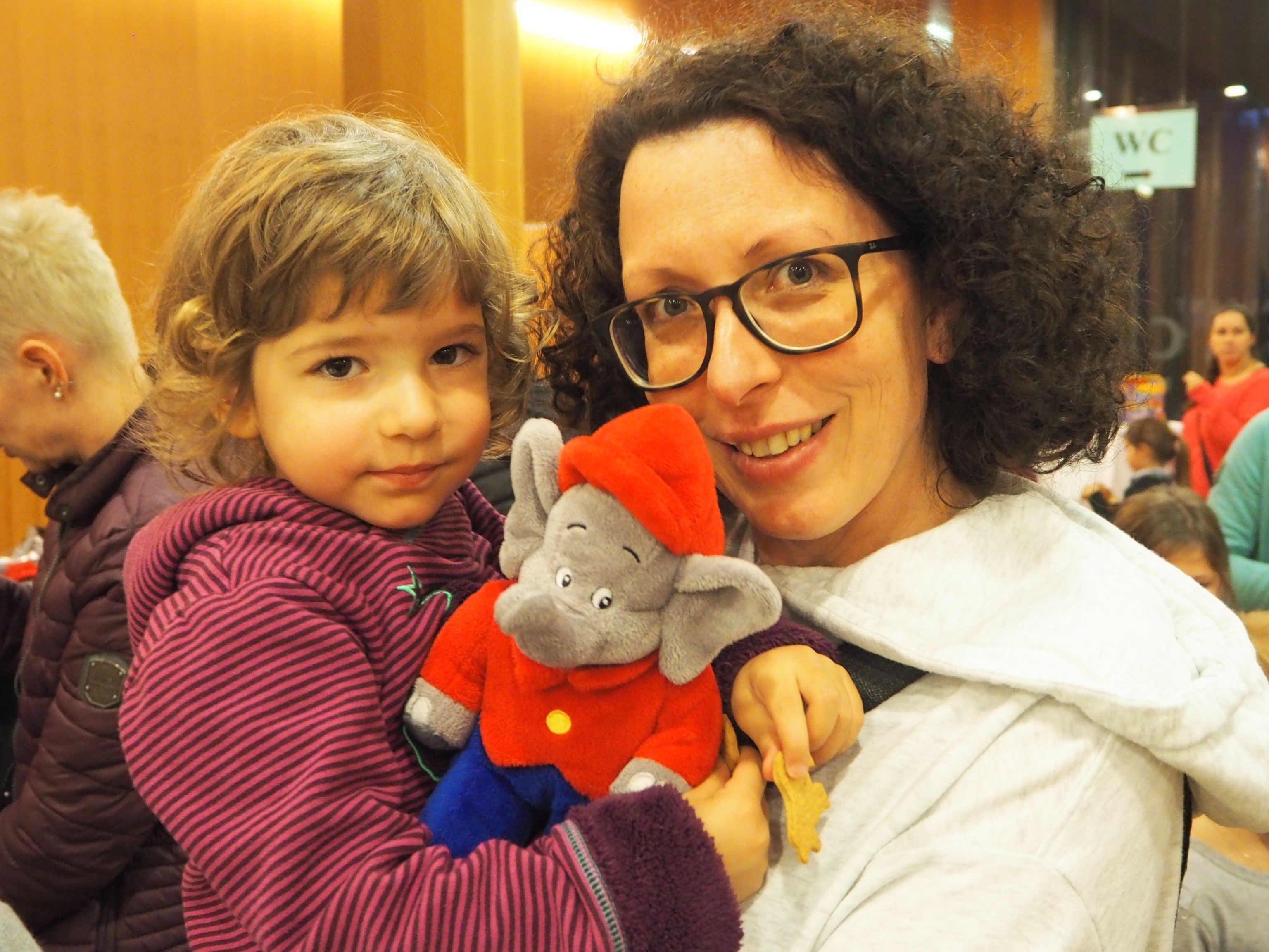 Meliha mit Mama Steffi und ihrem neuen Stolz: Benjamin Blümchen in Stofftierausführung