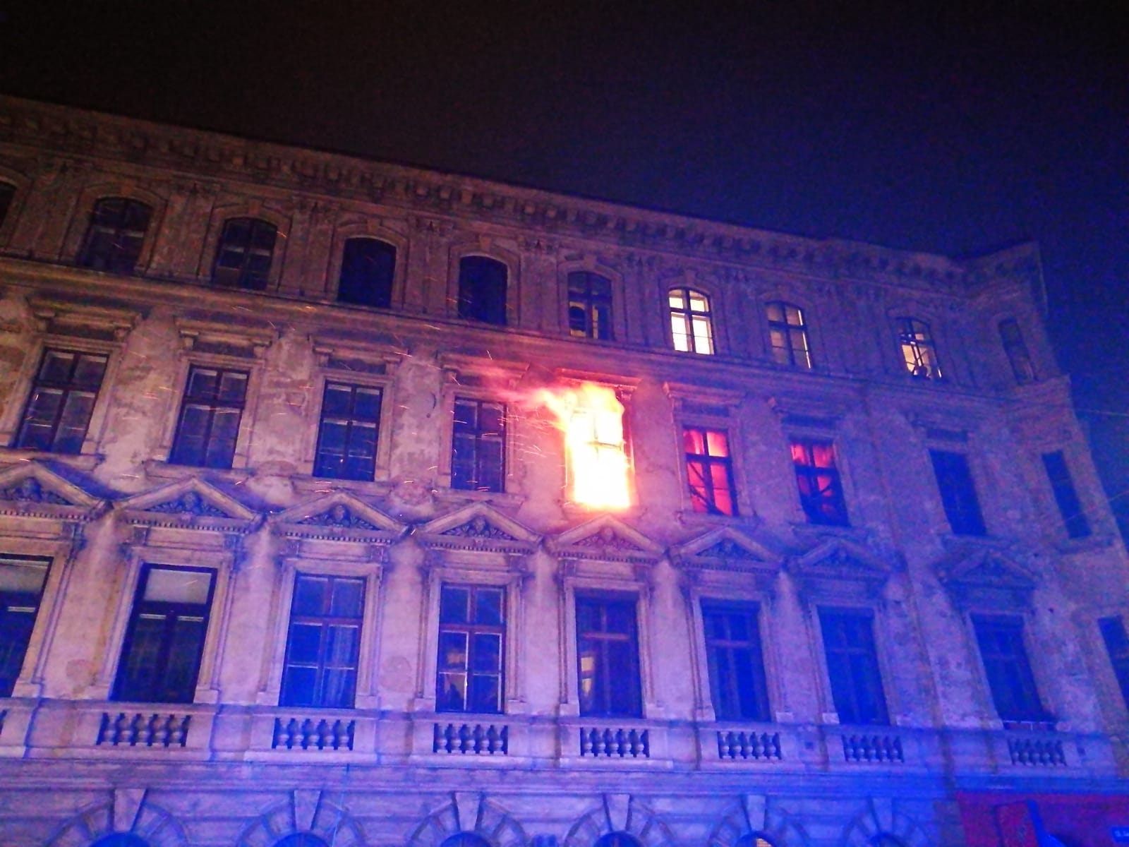 Bei dem Brand in Wien-Fünfhaus, wurde die Wohnungsinhaberin verletzt.