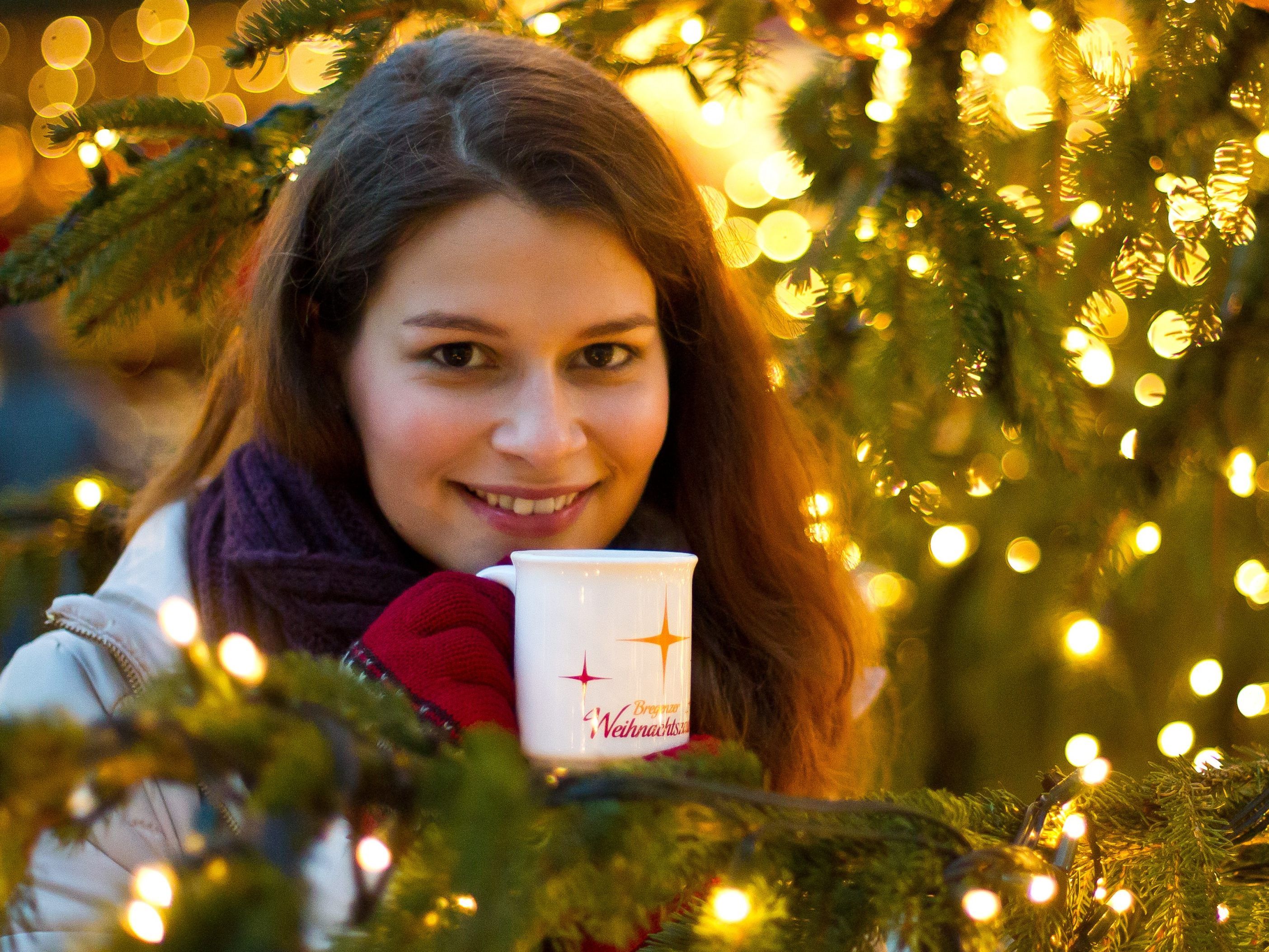 Die Weihnachtsmärkte locken aktuell mit Punsch, Glühwein und Co.