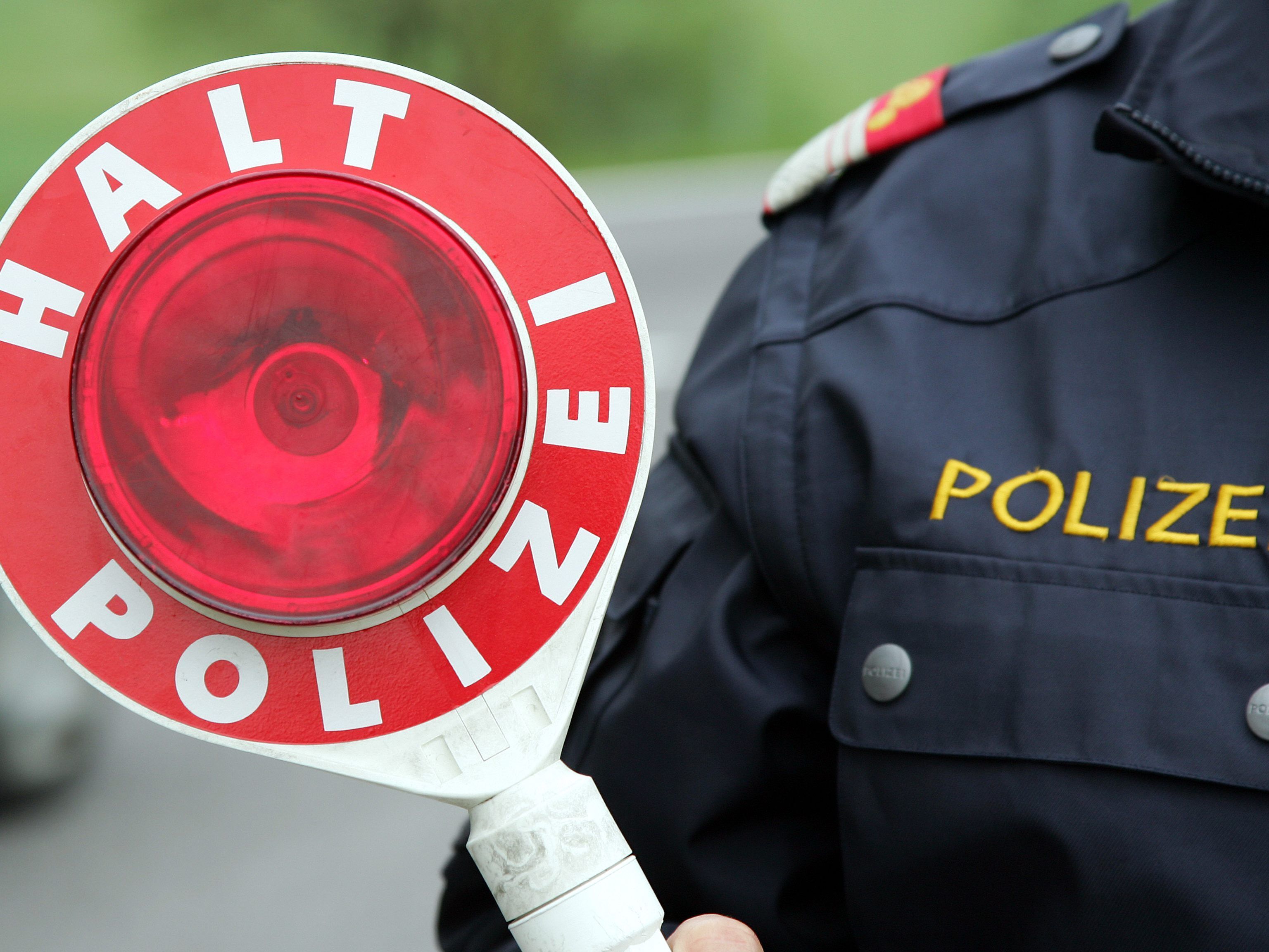 Die Polizei sucht Zeugen des Vorfalls in der Nacht auf Samstag.