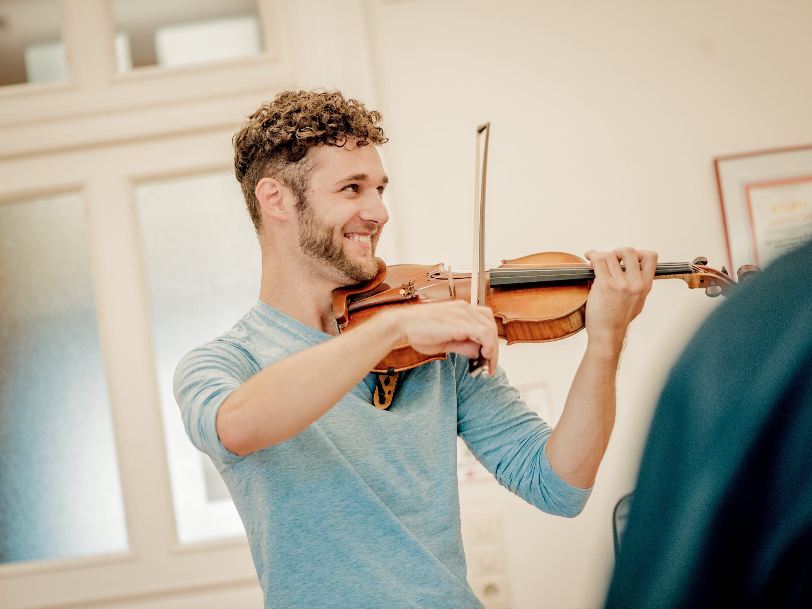 Raphael Höll, Student aus Deutschland, schätzt das umfangreiche Studienangebot und die internationale und zugleich familiäre Atmosphäre am Landeskonservatorium. Raphael Höll, Student aus Deutschland, schätzt das umfangreiche Studienangebot und die internationale und zugleich familiäre Atmosphäre am Landeskonservatorium.