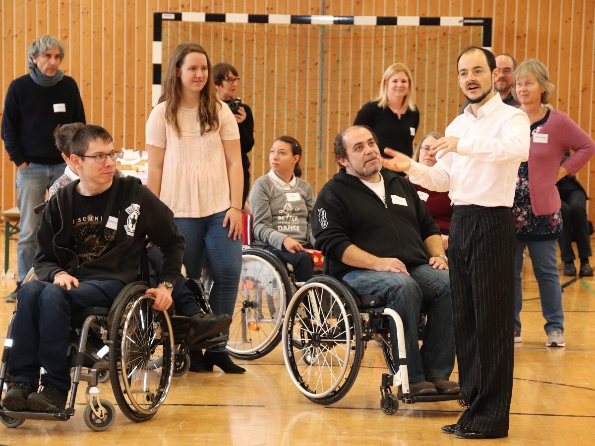 Tanztrainer Markus Isopp (re.) vermittelte die Grundtechnik des langsamen Walzers.