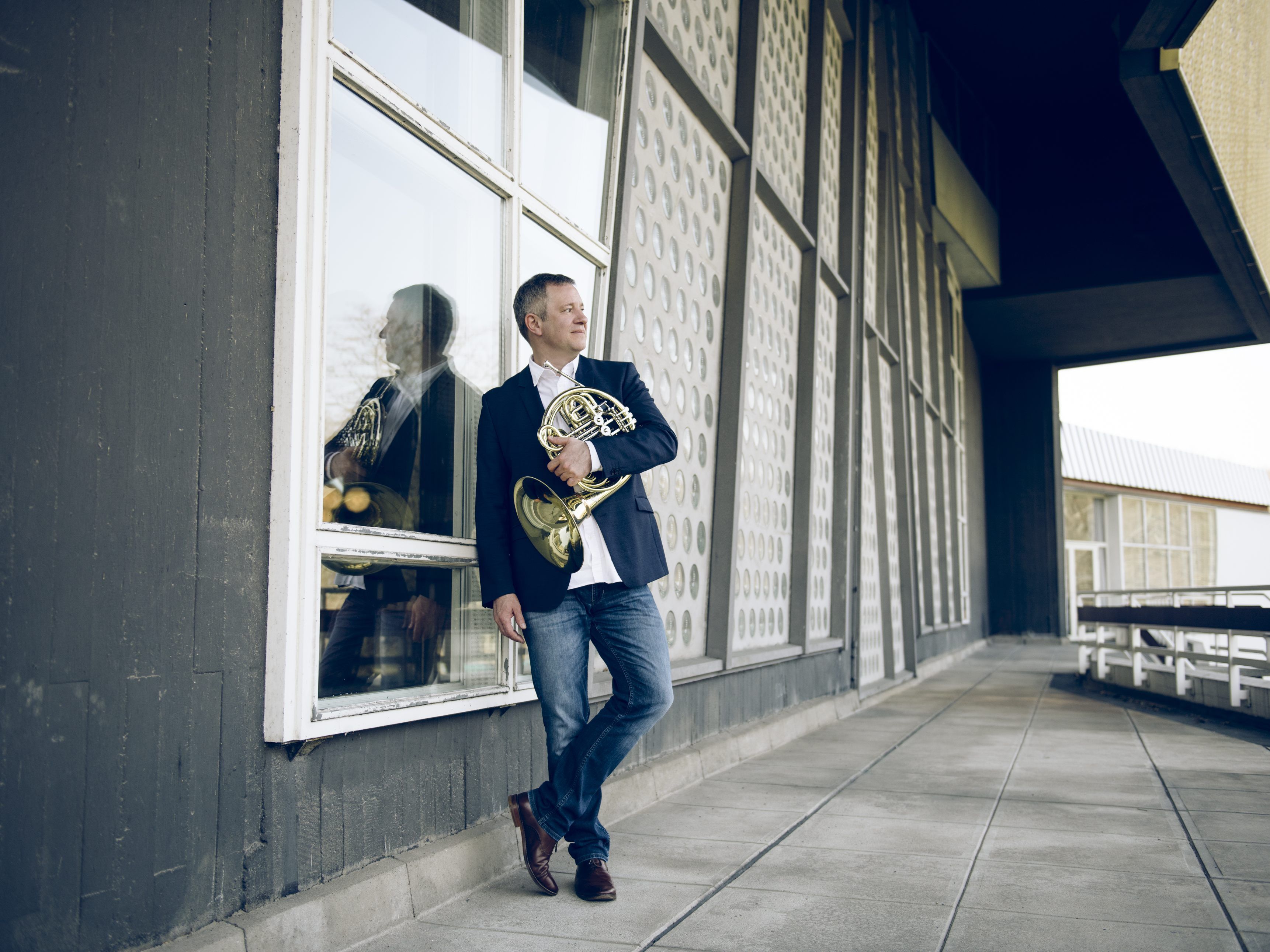 Der Hornvirtuose Stefan Dohr ist Solohornist der Berliner Philharmoniker und gilt als Ikone auf seinem Instrument.