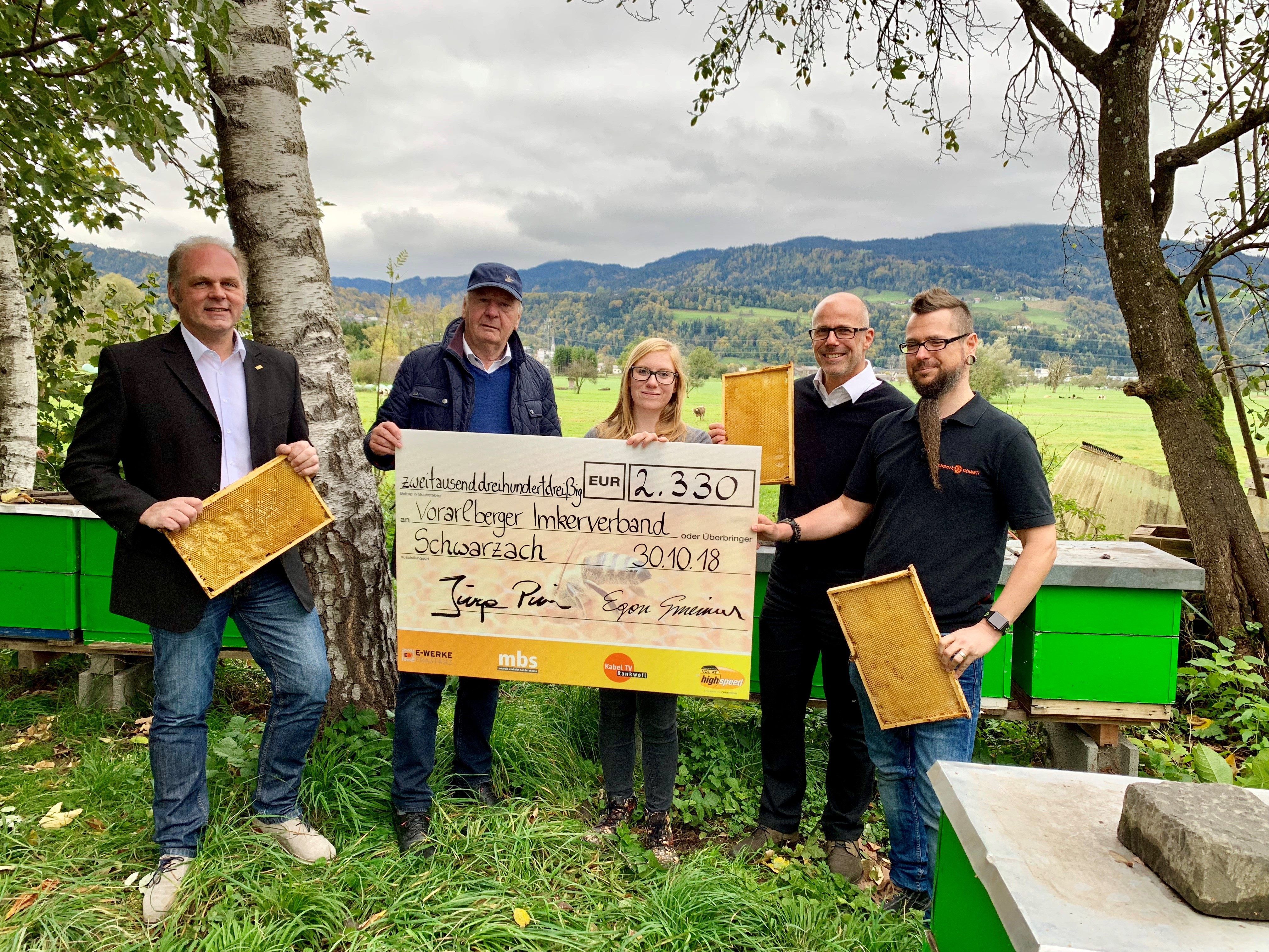 Schwarzach - Egon Gmeiner zusammen mit highspeed Internet und seinen Partnern - der Montafonerbahn Aktiengesellschaft, E-Werke Frastanz und Elektro Tschanett. Schwarzach - Egon Gmeiner zusammen mit highspeed Internet und seinen Partnern - der Montafonerbahn Aktiengesellschaft, E-Werke Frastanz und Elektro Tschanett.