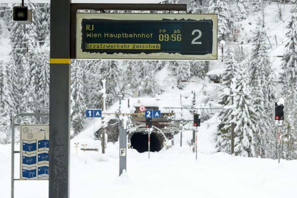 Die Schneemassen legten den Schienenweg zwischen Tirol und Vorarlberg lahm. Die Schneemassen legten den Schienenweg zwischen Tirol und Vorarlberg lahm.