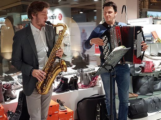 Stimmungsvoller Abendeinkauf in der Altstadt Bludenz Stimmungsvoller Abendeinkauf in der Altstadt Bludenz