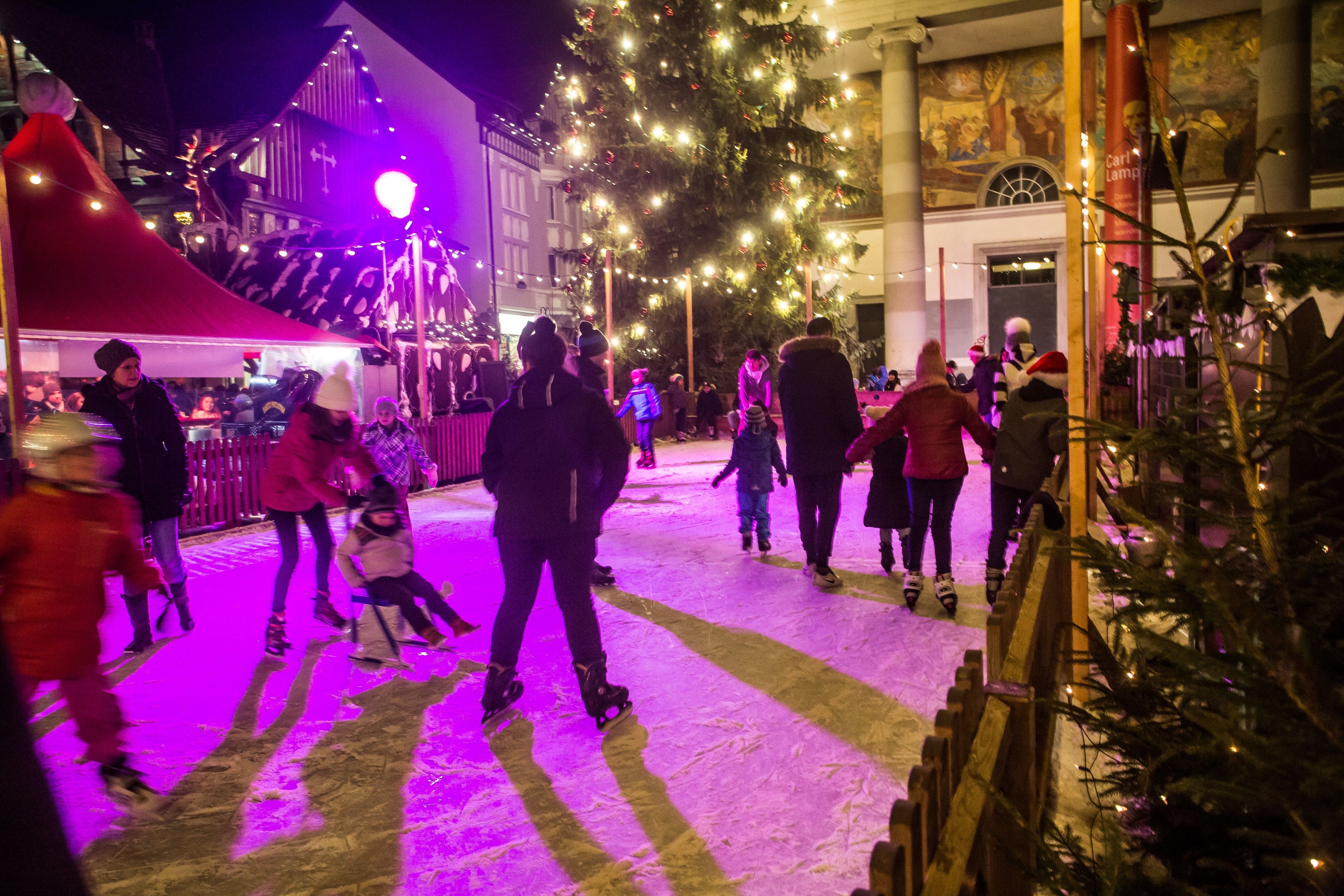 Ein besonderes Highlight am Christkindlemarkt in Dornbirn ist die Eisbahn.