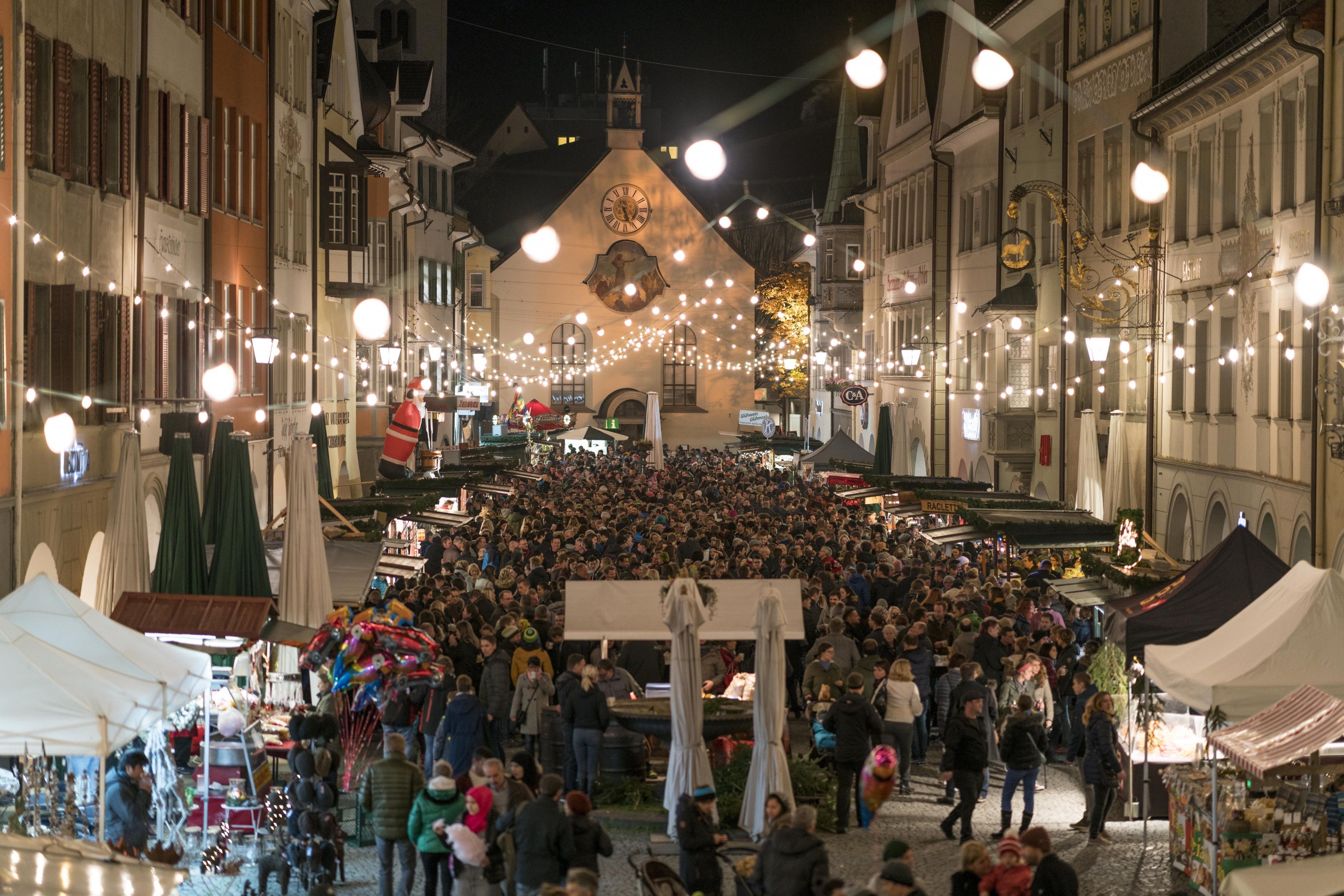 Der Feldkircher Weihnachtsmarkt erstrahlt in glanzvoller Beleuchtung. Der Feldkircher Weihnachtsmarkt erstrahlt in glanzvoller Beleuchtung.