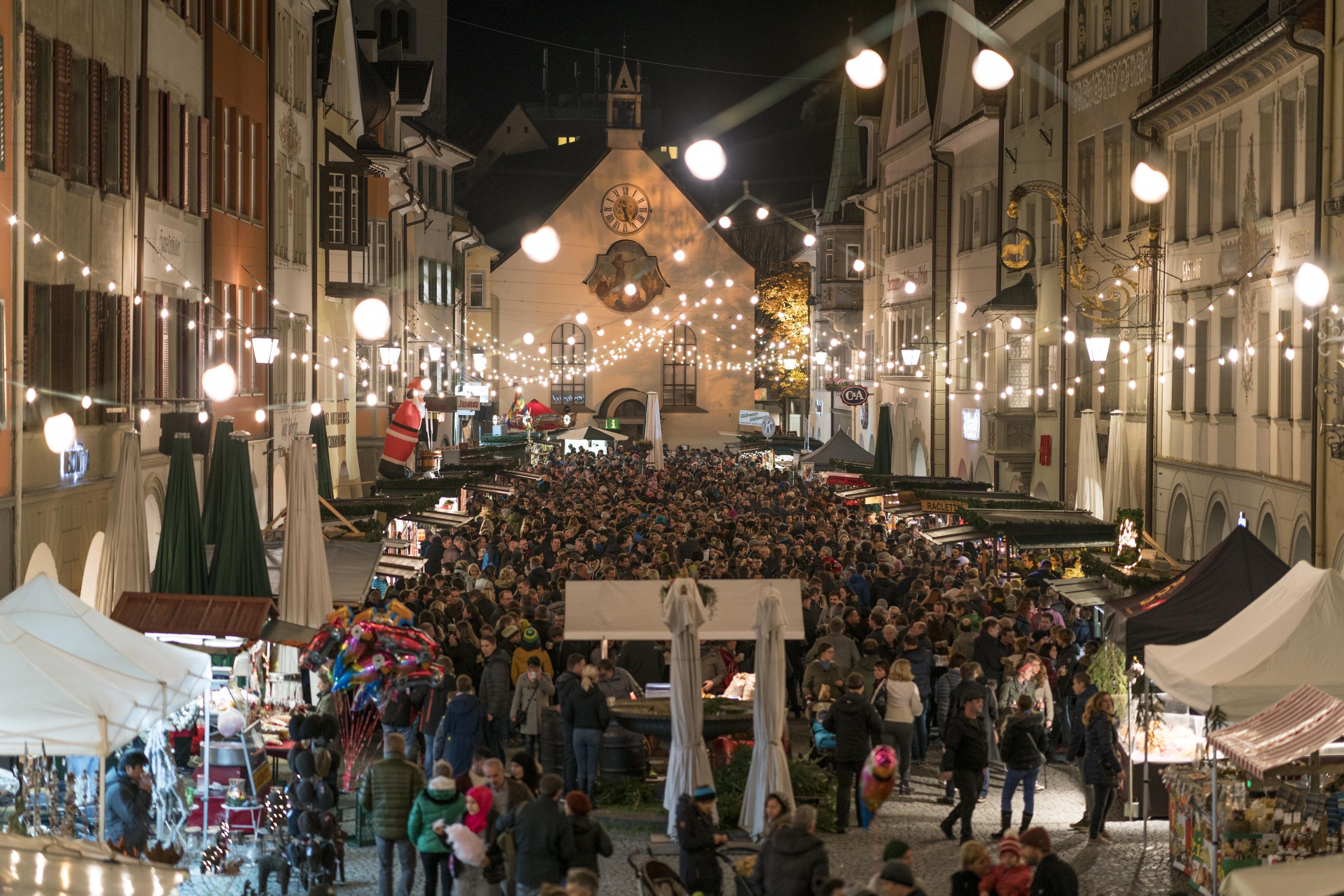 Der Feldkircher Weihnachtsmarkt erstrahlt in glanzvoller Beleuchtung.