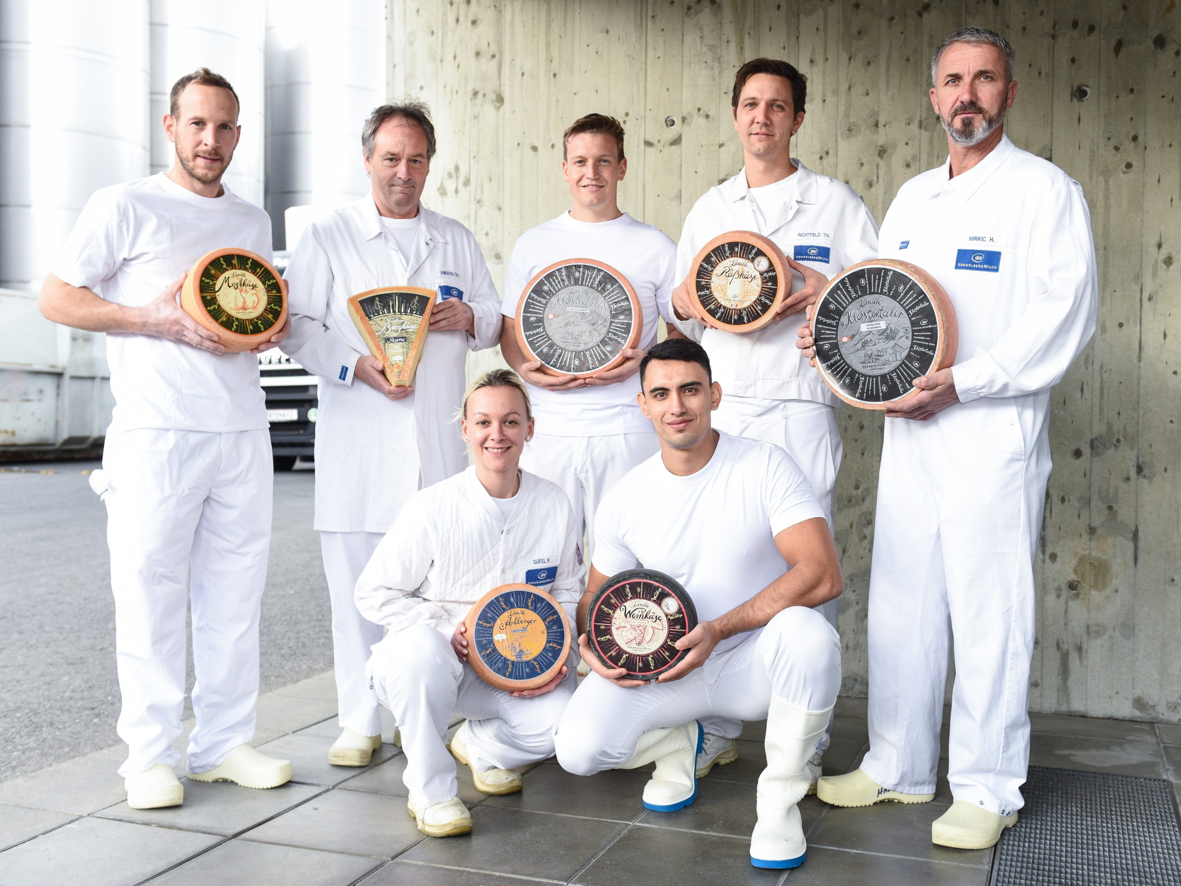 v.l.n.r.: Unsere Käsemeister: Jochen Simma, Thomas Knestel, Daniel Rauch, Thomas Richtfeld, Hirkic Hakija, Petra Güfel, Ospina Montoya Jorge v.l.n.r.: Unsere Käsemeister: Jochen Simma, Thomas Knestel, Daniel Rauch, Thomas Richtfeld, Hirkic Hakija, Petra Güfel, Ospina Montoya Jorge