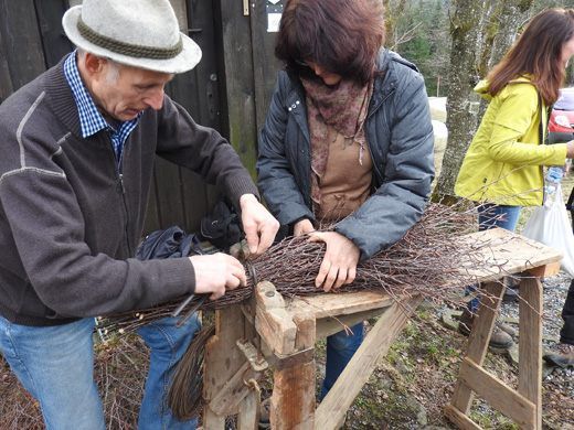 der Fluher Josef Düringer beim Besenbinden mit Der Waldschule Bodensee der Fluher Josef Düringer beim Besenbinden mit Der Waldschule Bodensee